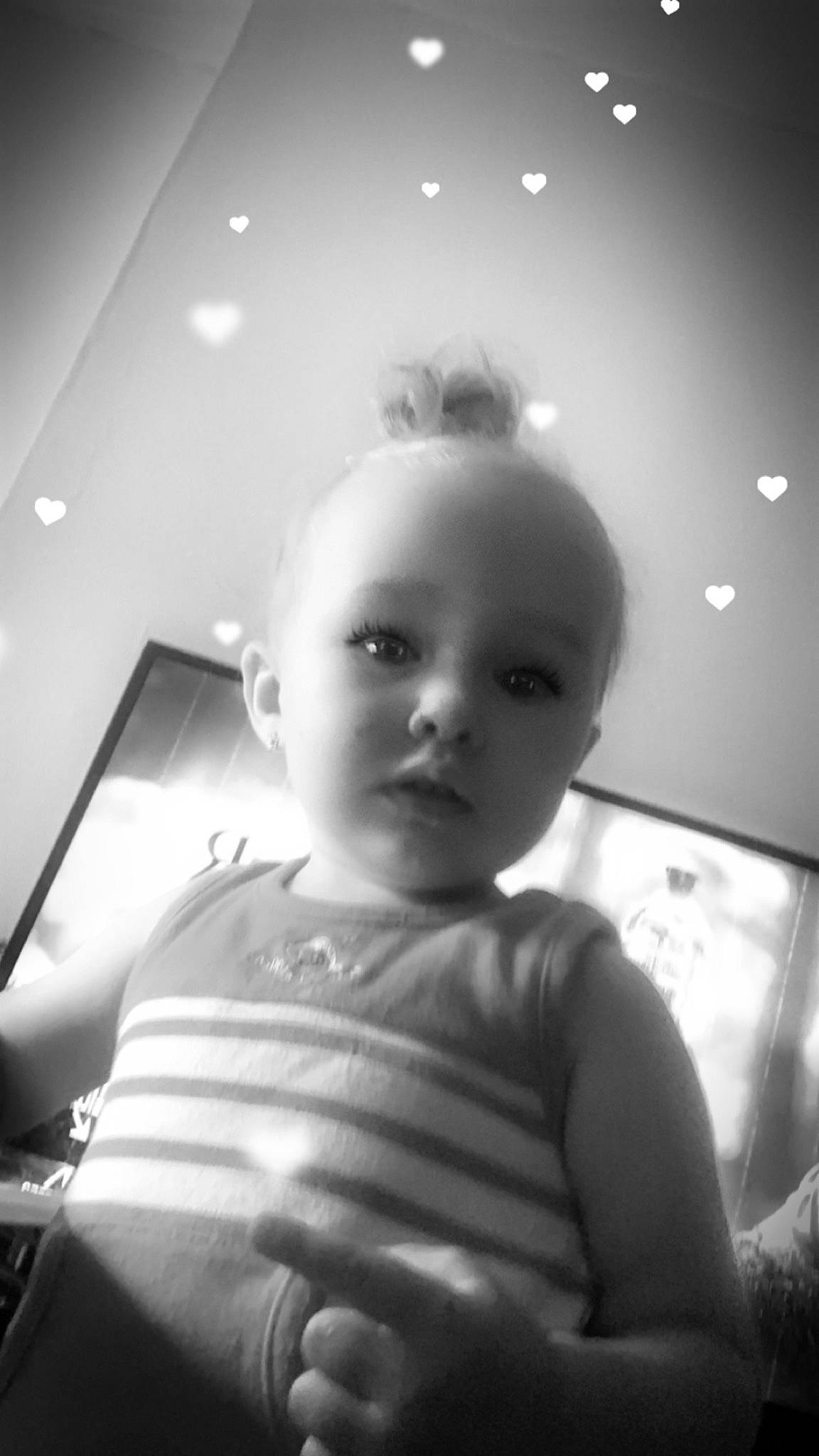 Malya a rejoint le concours — aidez-le/la à gagner de superbes lots ! baby, black_and_white, ceiling, chest, child, elbow, flash_photography, fun, hairstyle, happy, human, monochrome, monochrome_photography, person, room, sitting, standing, stock_photography, style, t_shirt