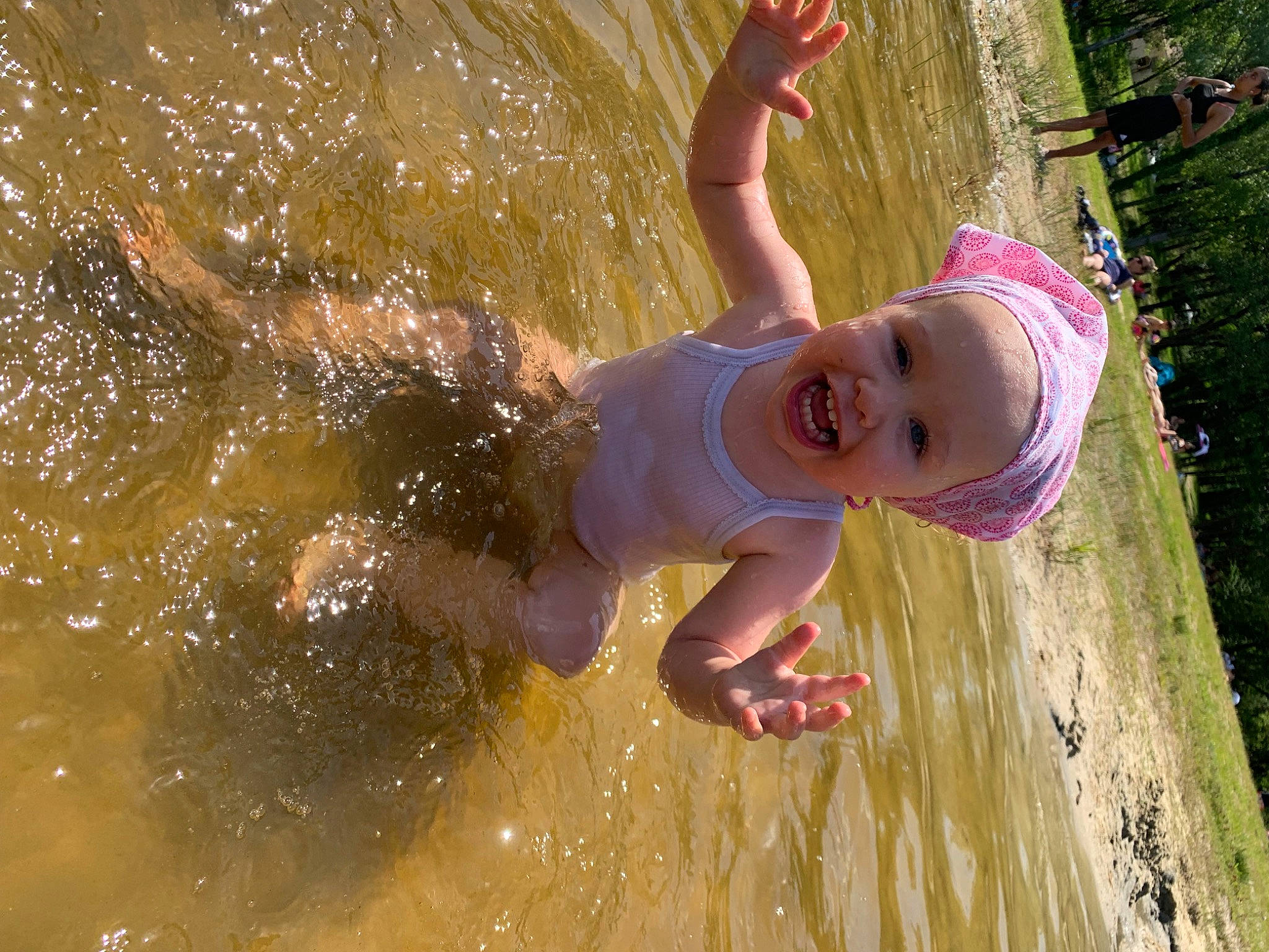 Malya participe au concours pour gagner de l'argent avec cette photo : barefoot, beach, child, clothing, fun, grass, happy, hat, landscape, leisure, people_in_nature, person, plant, play, recreation, smile, swimwear, toddler, tree, vacation