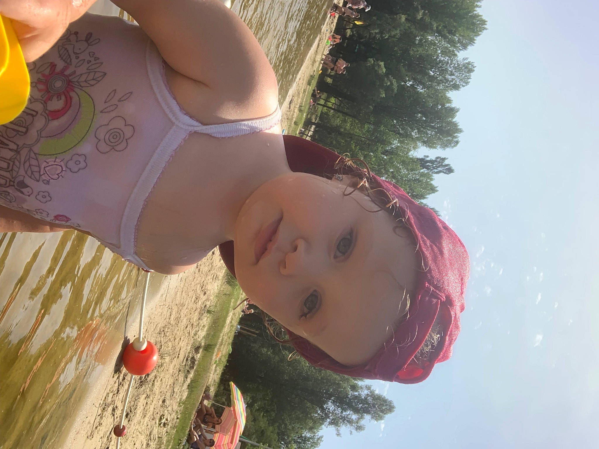Malya a rejoint le concours — aidez-le/la à gagner de superbes lots ! carmine, chest, child, eyewear, finger, fun, grass, happy, headwear, leisure, nose, people_in_nature, person, pink, skin, sky, summer, sunlight, toddler, tree