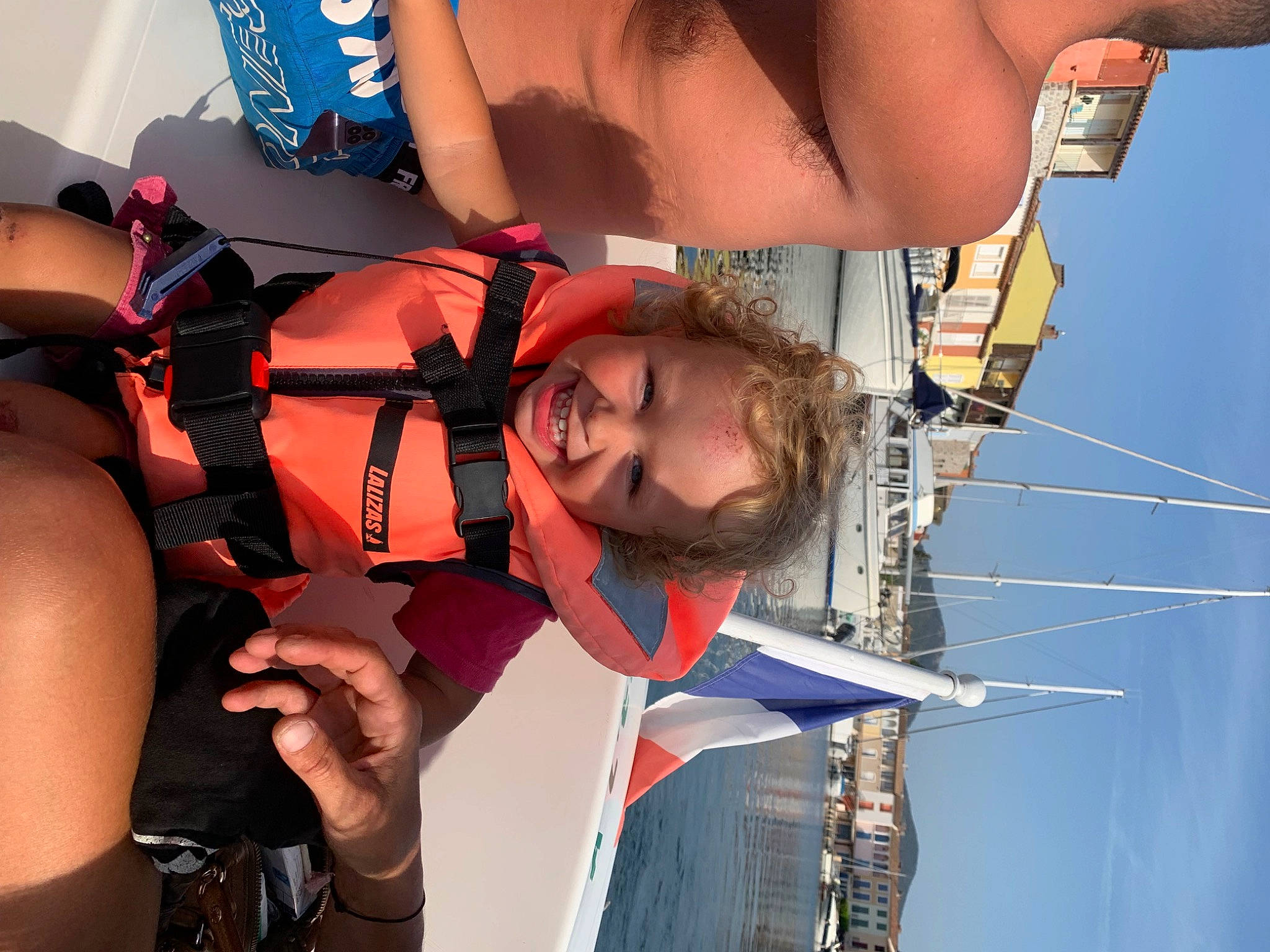 Malya a rejoint le concours — aidez-le/la à gagner de superbes lots ! boat, boats_and_boating_equipment_and_supplies, elbow, eyewear, fun, human_leg, joy, knee, leisure, lifejacket, person, personal_protective_equipment, recreation, ship, sky, thigh, travel, vacation, water, watercraft