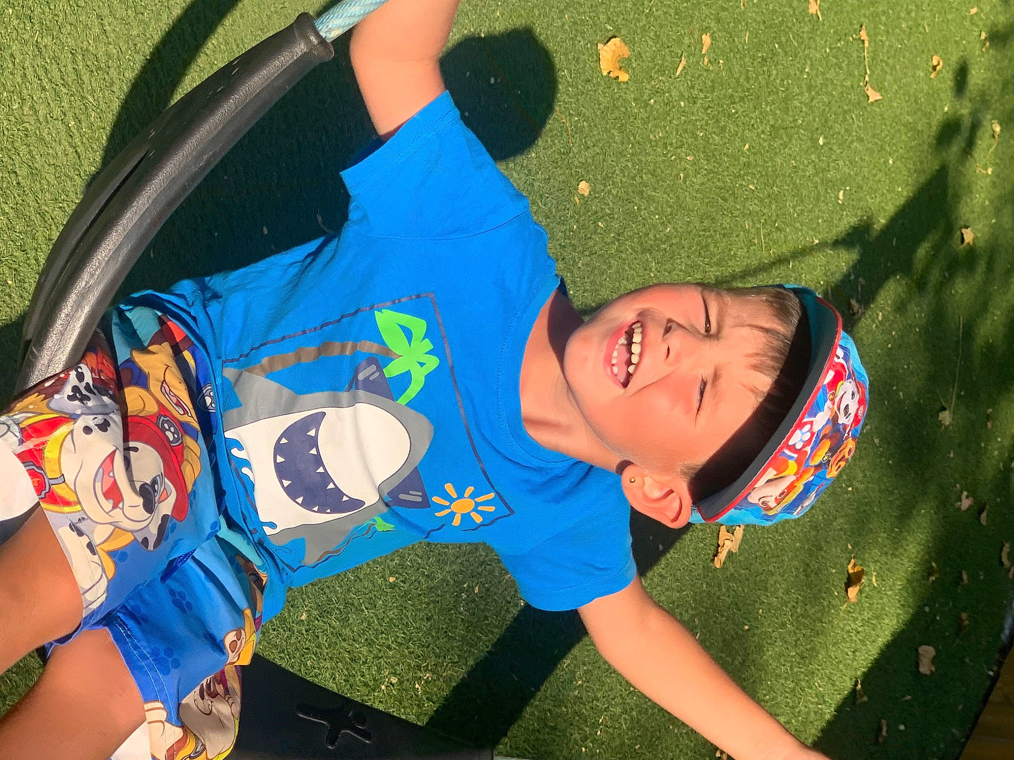 Malwen a rejoint le concours — aidez-le/la à gagner de superbes lots ! baseball_cap, cap, competition_event, cool, electric_blue, fun, grass, green, happy, hat, headwear, lawn, leisure, mammal, person, recreation, shorts, smile, t_shirt, toddler