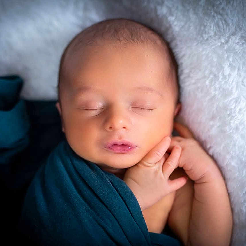 Aaron a rejoint le concours — aidez-le/la à gagner de superbes lots ! baby, blanket, blue_blanket, child, closed_eyes, cute, face, indoors, infant, lying_down, newborn, peaceful, portrait, rest, skin, sleeping, small_hands, soft_texture, toddler, white_background