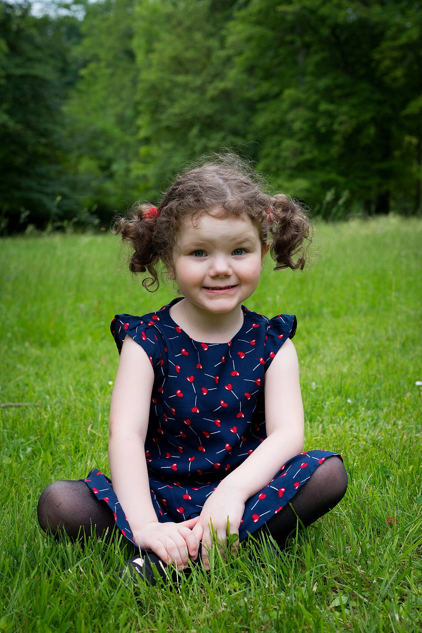 Inès participe au concours pour gagner de l'argent avec cette photo : baby_toddler_clothing, child, child_model, day_dress, field, flowering_plant, grass, grass_family, grassland, happy, joy, mammal, meadow, pasture, people_in_nature, person, prairie, shoe, sitting, spring