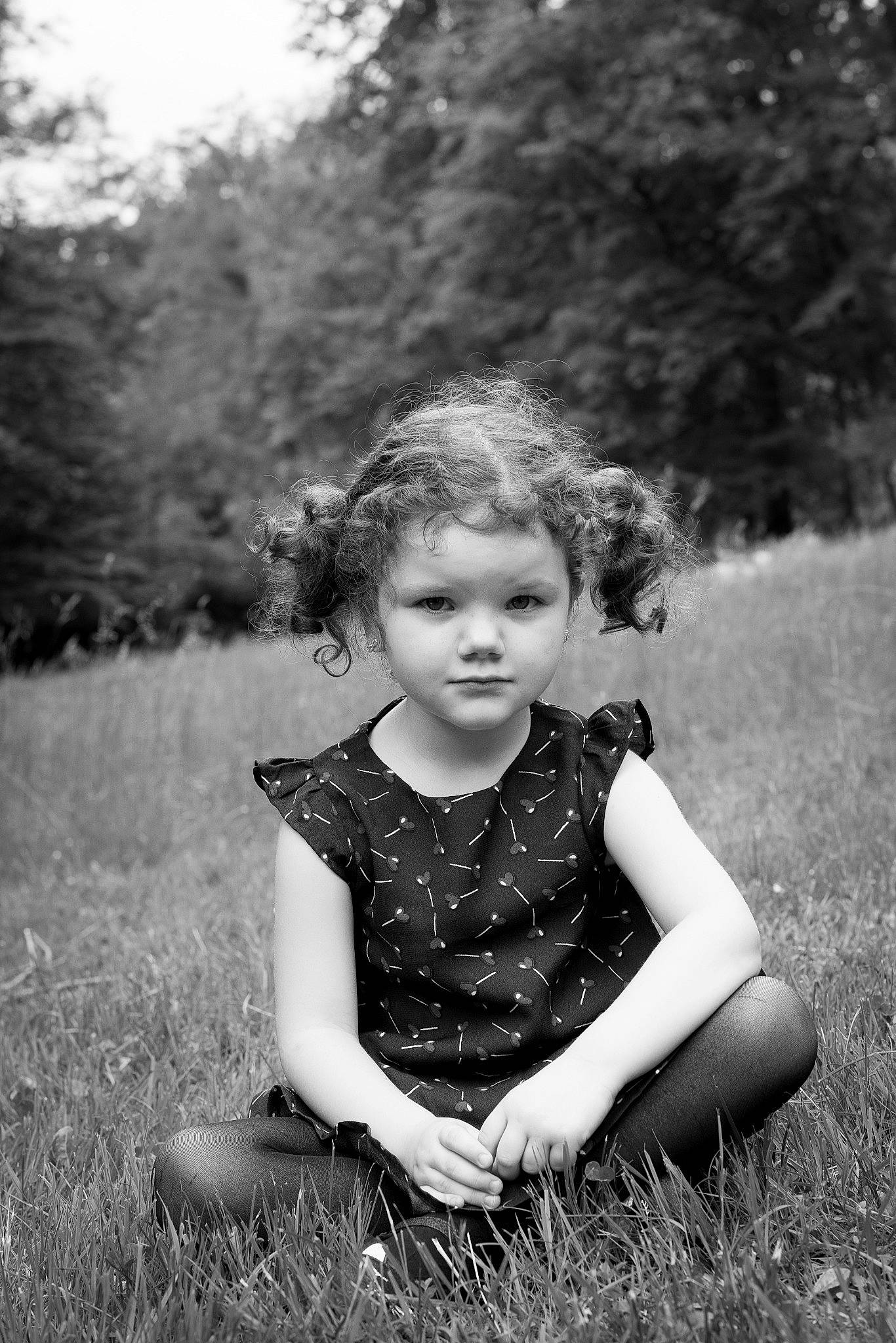 Inès participe au concours pour gagner de l'argent avec cette photo : baby_toddler_clothing, beauty, child, eye, grass, grass_family, mammal, meadow, monochrome, monochrome_photography, mouth, nose, people_in_nature, person, photo_shoot, shoe, sitting, spring, summer, sunlight