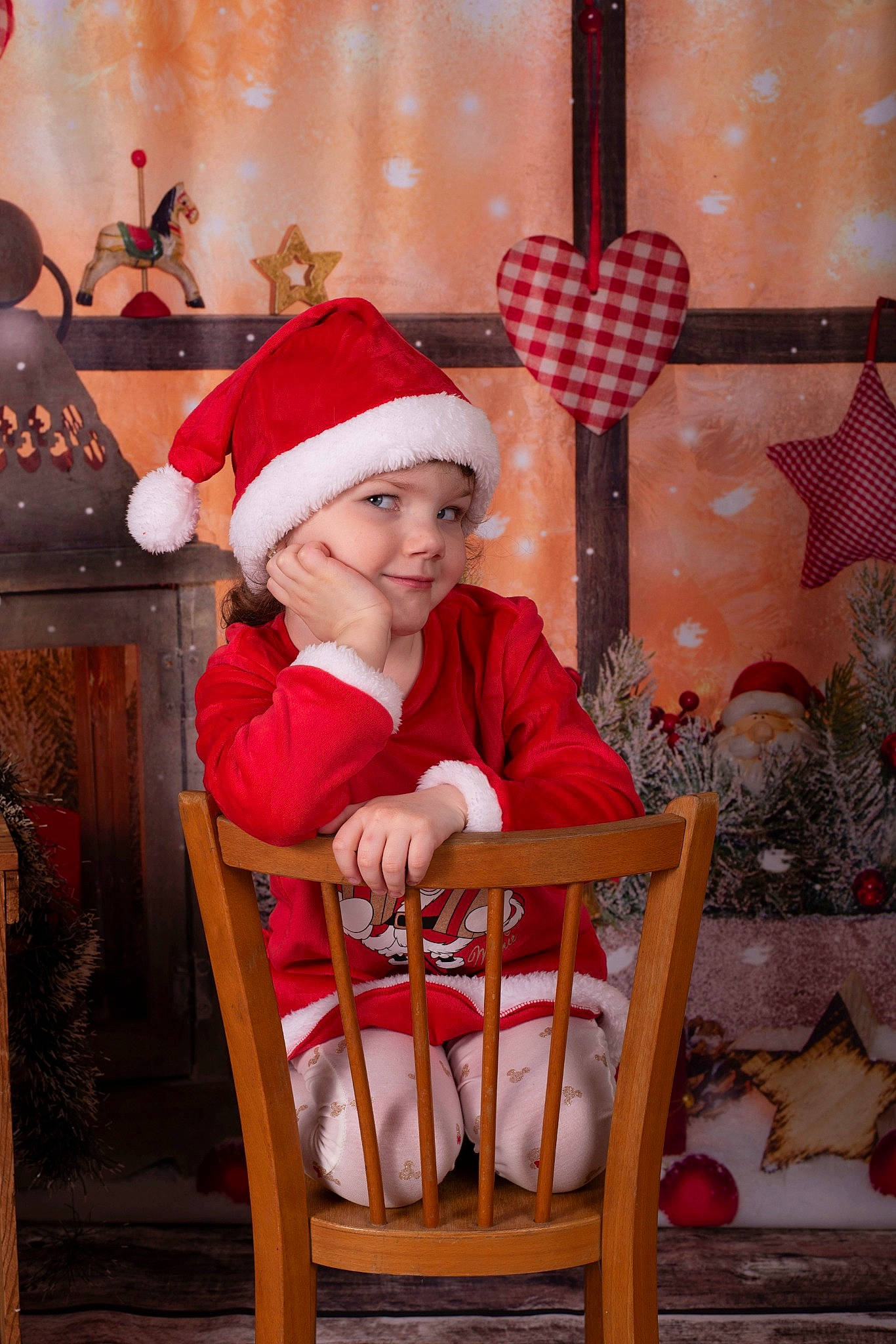 Inès participe au concours pour gagner de l'argent avec cette photo : baby, baby_products, baby_safety, baby_toddler_clothing, bonnet, child, christmas, christmas_eve, comfort, costume_accessory, costume_hat, fictional_character, flag_of_the_united_states, headwear, holiday, interior_design, lap, ornament, person, red