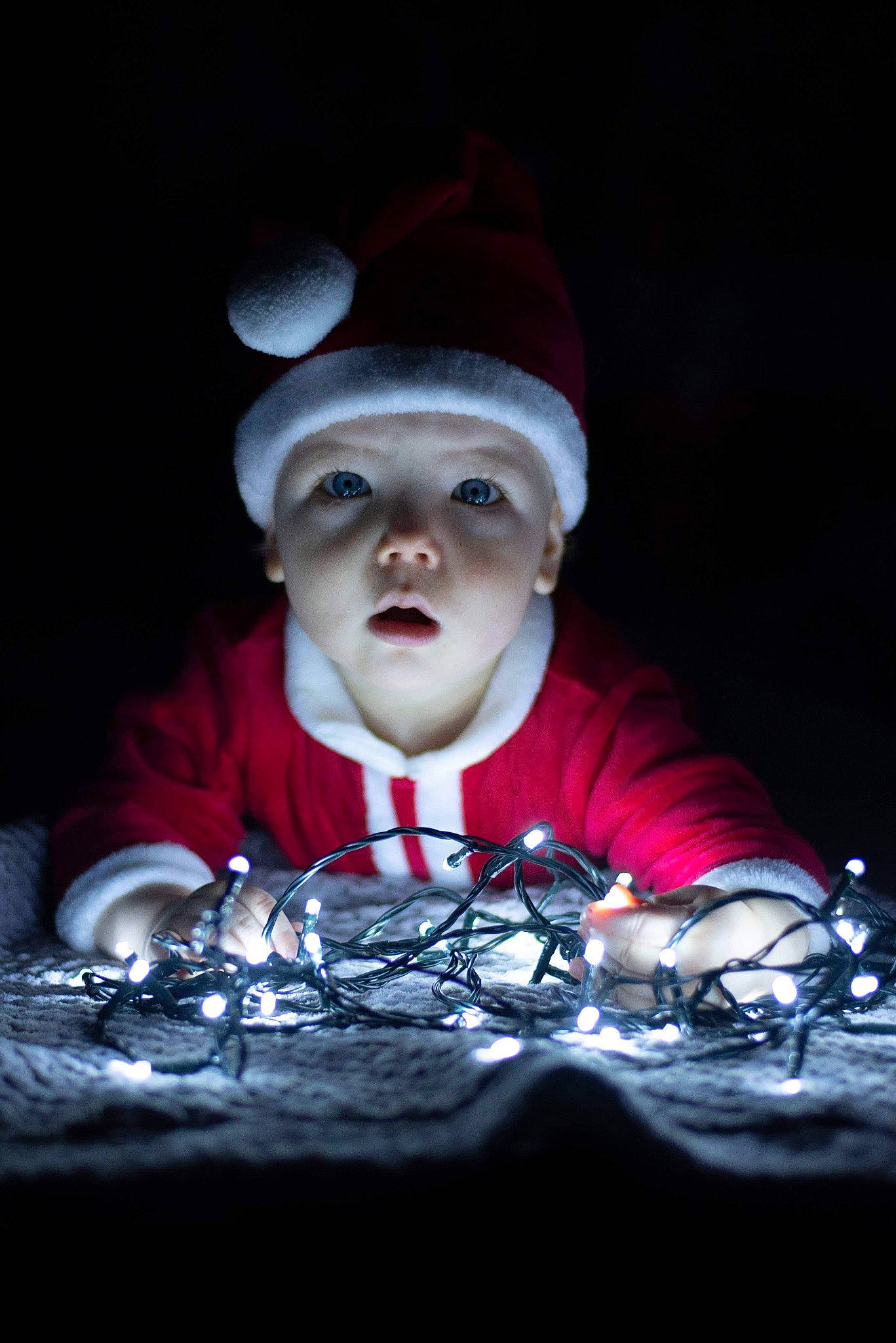 Louca participe au concours pour gagner de l'argent avec cette photo : baby, beanie, bonnet, child_model, costume_accessory, costume_hat, curious, darkness, flash_photography, headgear, person, photography, portrait_photography, still_life_photography, stock_photography