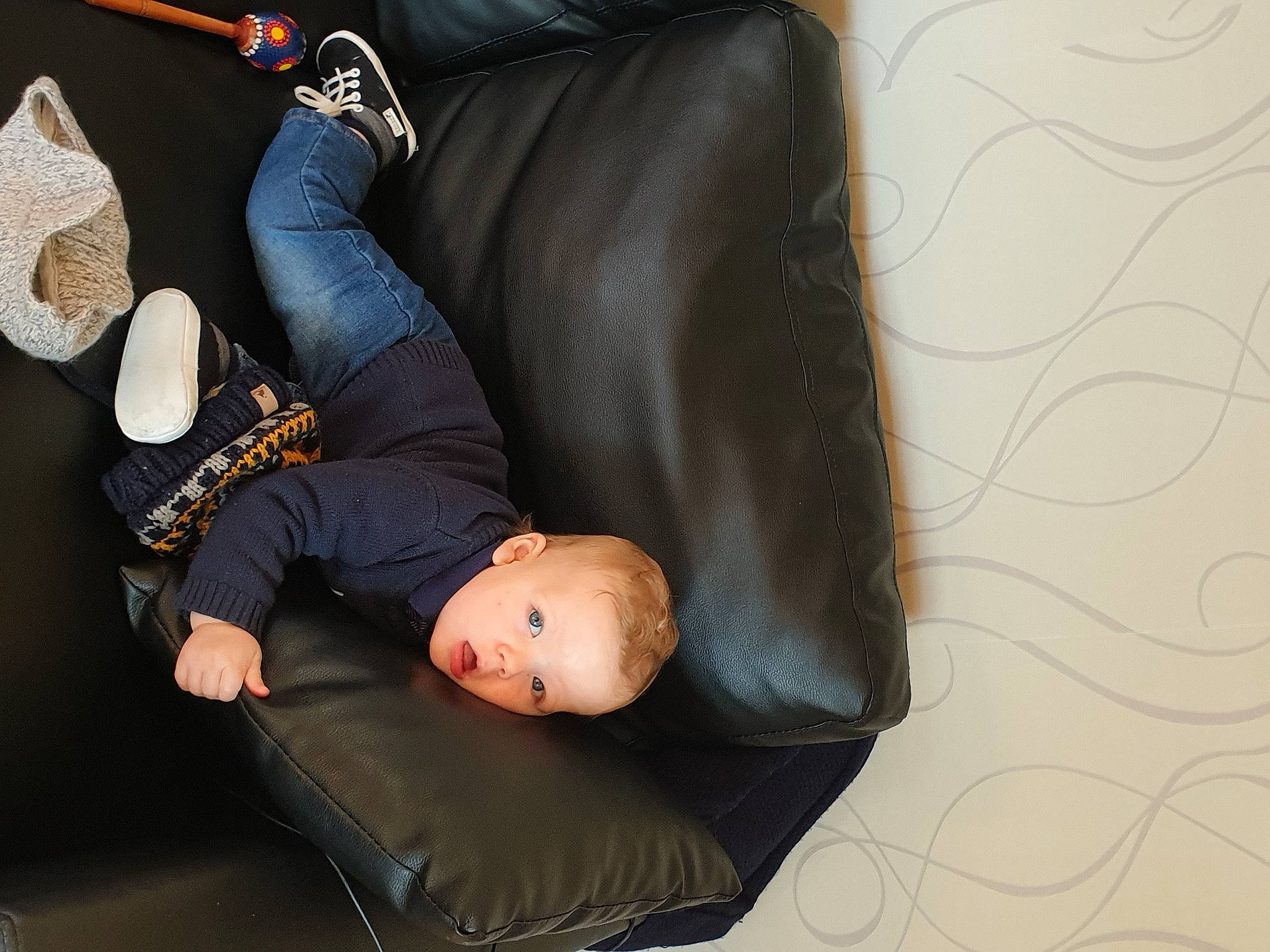 Louca participe au concours pour gagner de l'argent avec cette photo : baby, baby_toddler_clothing, comfort, costume_hat, glove, leather, pen, person, photo_shoot, sleep, sun_hat, surprise