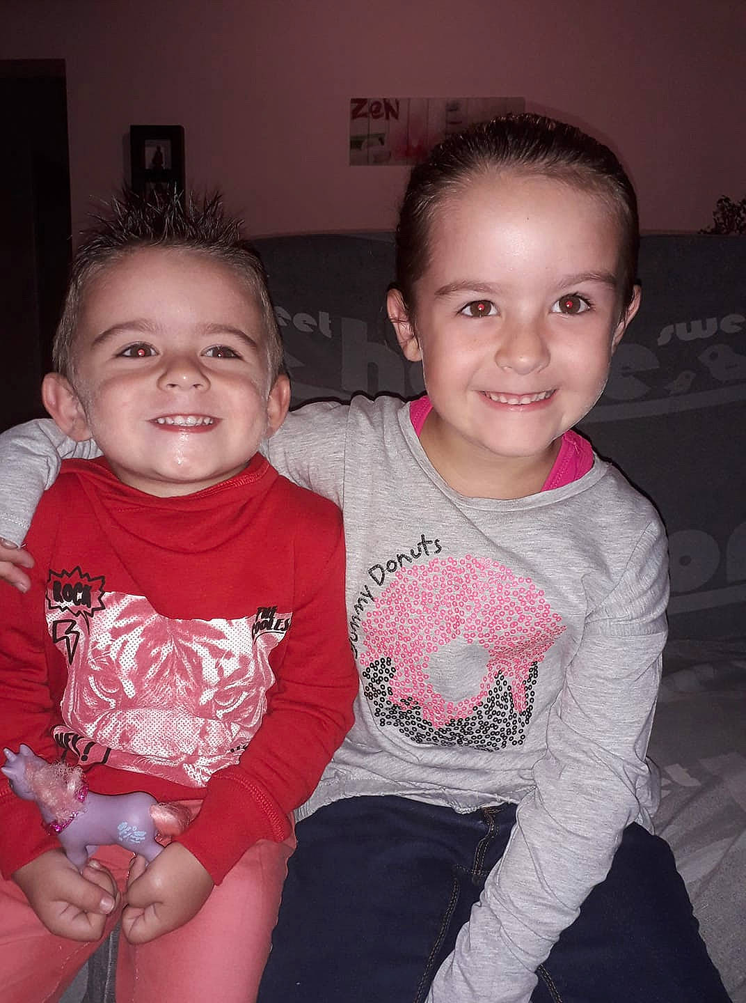 Louka participe au concours pour gagner de l'argent avec cette photo : child, cousin, daughter, family, fun, happy, head, iris, joy, people, person, pink, sibling, smile, t_shirt, toddler