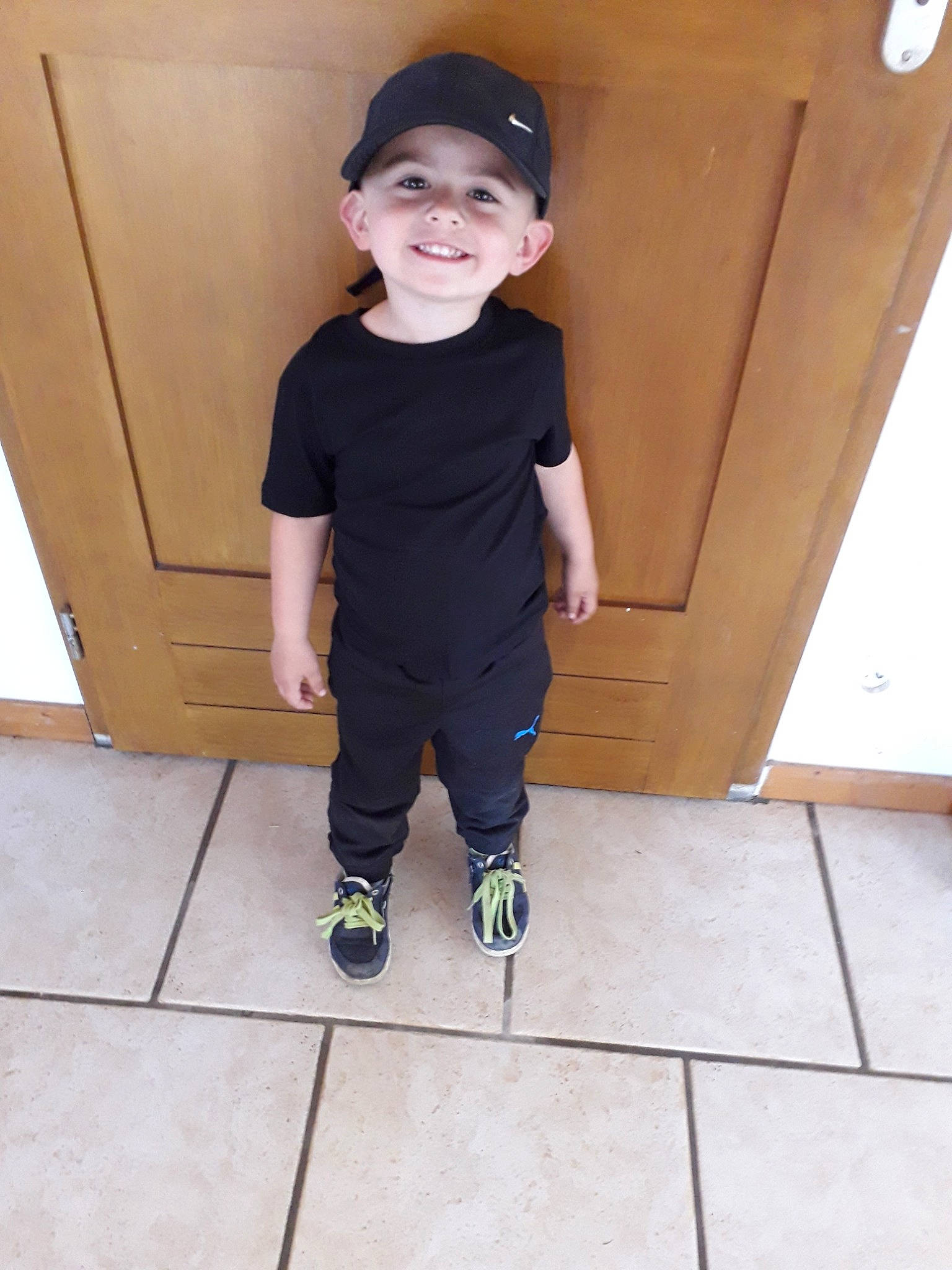 Louka a rejoint le concours — aidez-le/la à gagner de superbes lots ! child, floor, footwear, joy, leg, person, shoe, shoulder, sleeve, standing, t_shirt, toddler