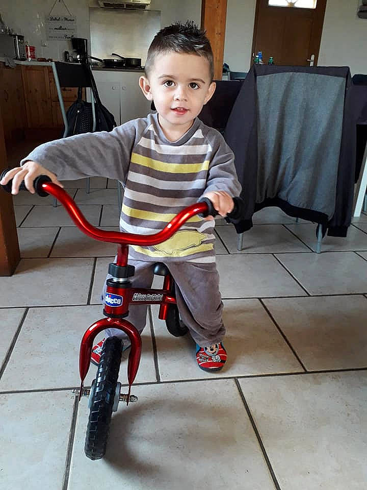 Louka a rejoint le concours — aidez-le/la à gagner de superbes lots ! bicycle, bicycle_accessory, bicycle_wheel, child, person, recreation, toddler, vehicle