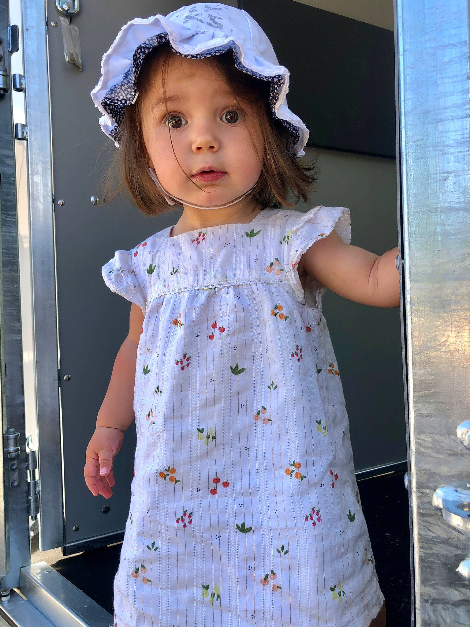 Eline a rejoint le concours — aidez-le/la à gagner de superbes lots ! baby_toddler_clothing, beauty, blue, child, day_dress, dress, face, fashion, flash_photography, happy, headwear, one_piece_garment, person, pink, purple, shoulder, sleeve, standing, surprise, textile