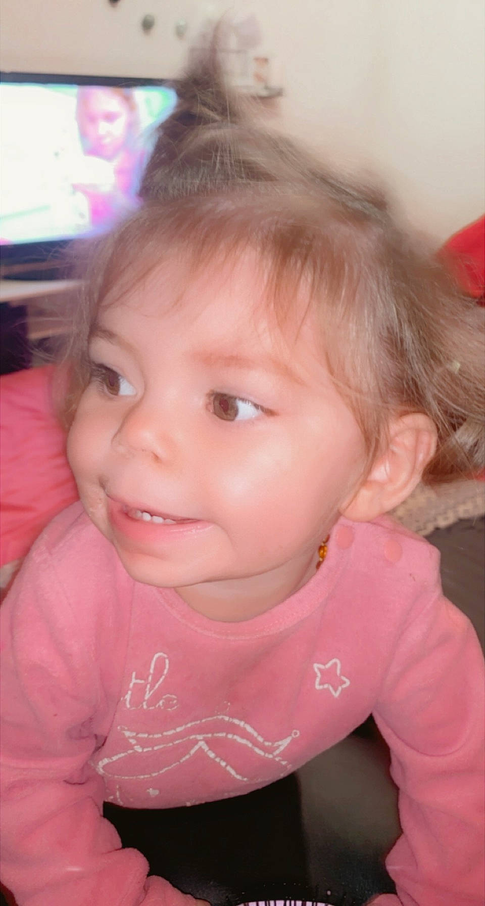 Léna participe au concours pour gagner de l'argent avec cette photo : baby_toddler_clothing, blurred, cheek, chin, ear, eyebrow, eyelash, finger, forehead, hair, happy, iris, lip, mouth, neck, nose, person, pink, skin, sleeve