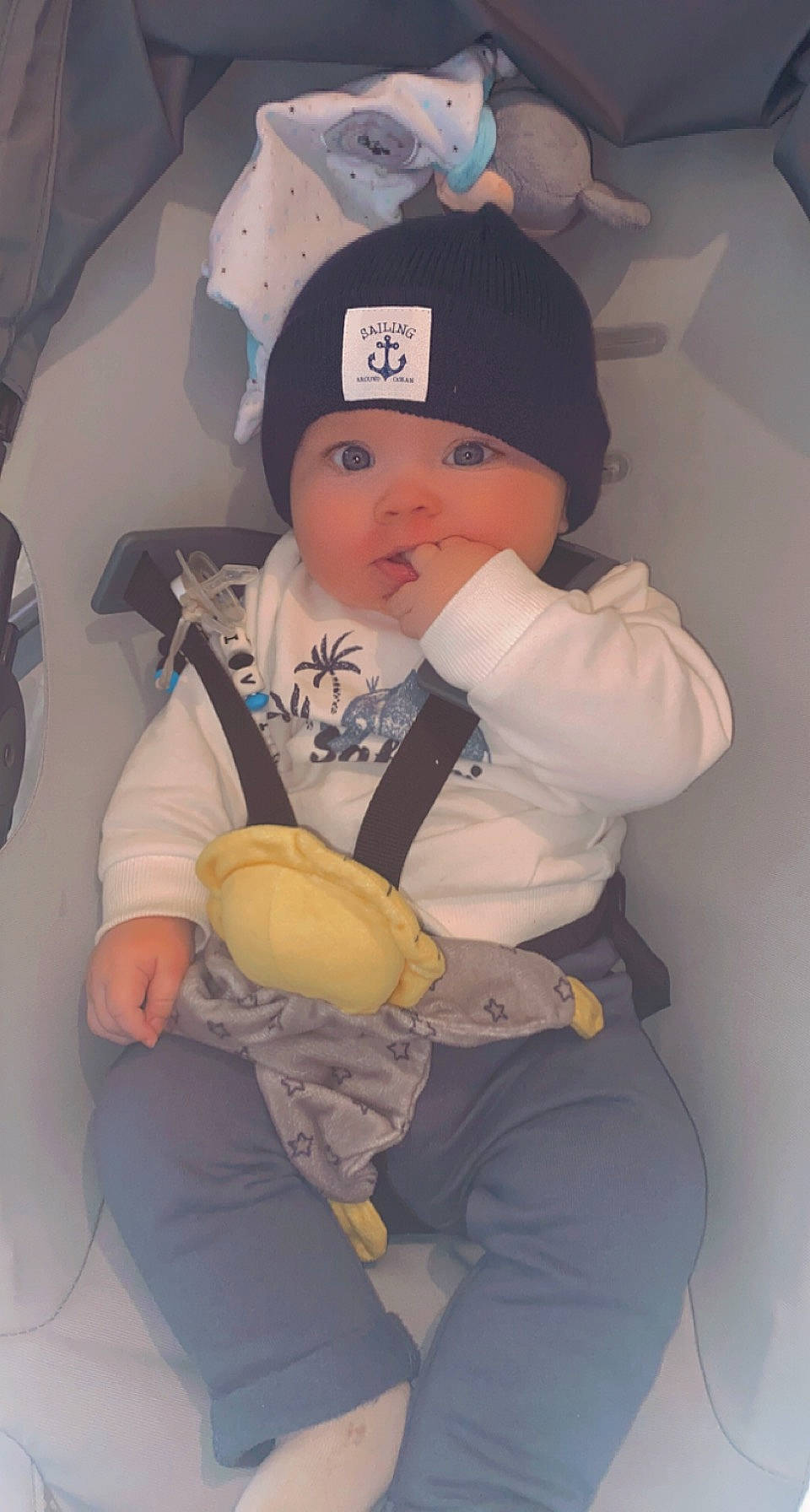 Livio a rejoint le concours — aidez-le/la à gagner de superbes lots ! abdomen, baby, baby_carriage, baby_products, baby_toddler_clothing, baseball_cap, cap, car_seat, child, comfort, fun, hat, headgear, headwear, lap, person, personal_protective_equipment, sitting, thigh, thumb