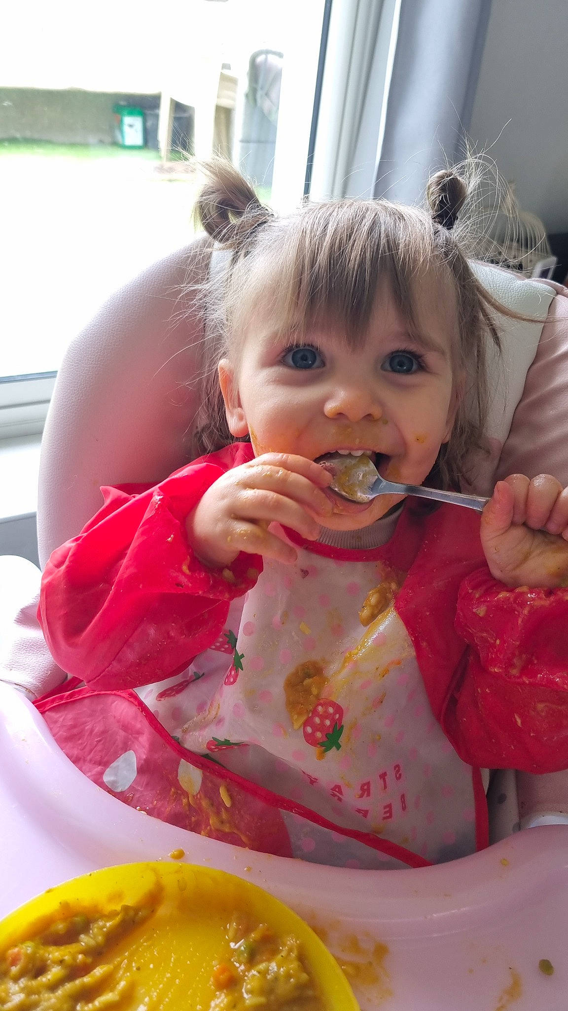 Lison a rejoint le concours — aidez-le/la à gagner de superbes lots ! baby, baby_toddler_clothing, cempedak, cheek, child, dress, drinkware, event, food_craving, fun, happy, head, mouth, person, plate, sitting, skin, smile, sweetness, tableware