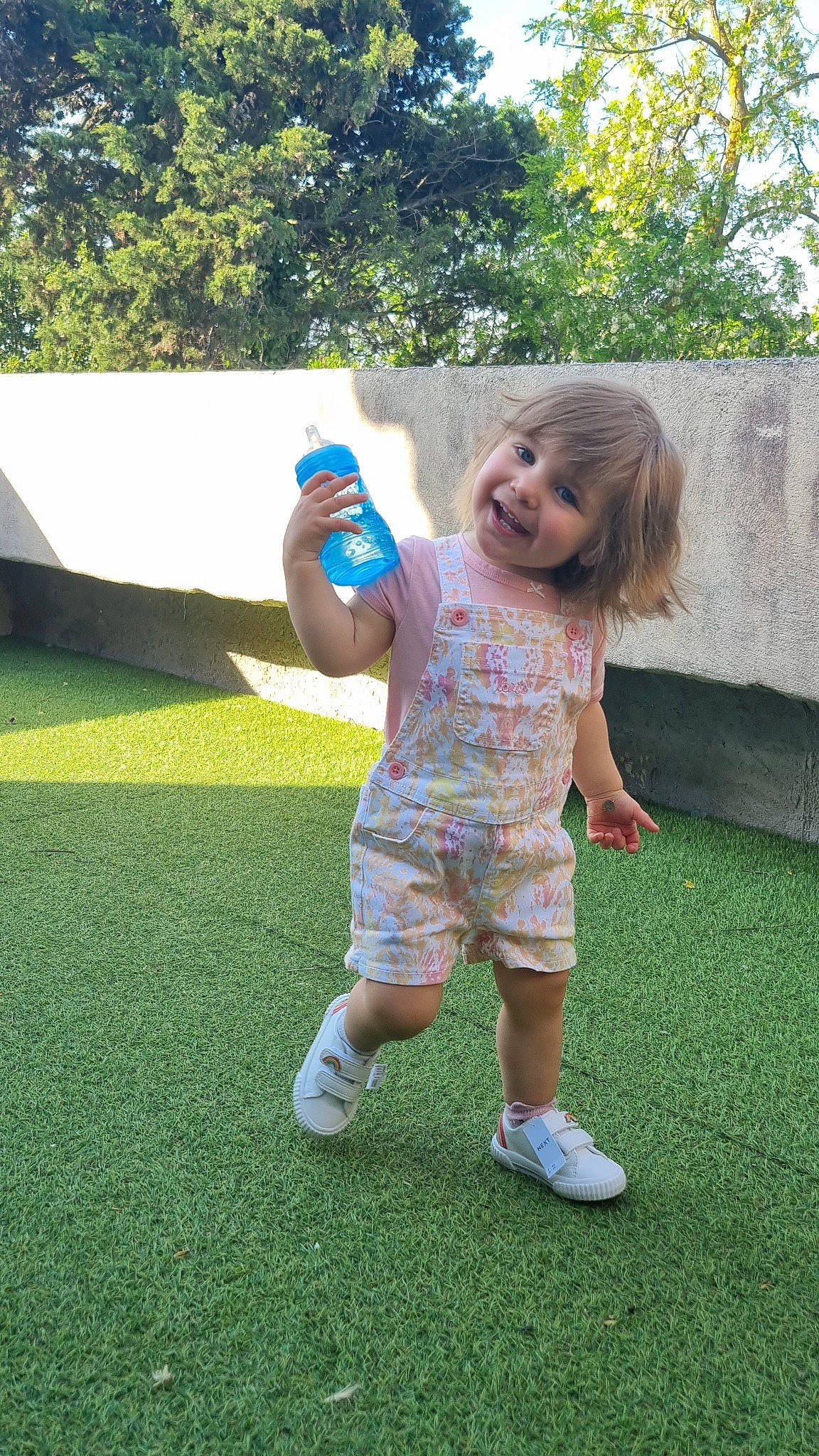 Lison participe au concours pour gagner de l'argent avec cette photo : child, fun, garden, grass, grass_family, happy, joy, lawn, leaf, leisure, people_in_nature, person, plant, plastic_bottle, play, recreation, shorts, smile, t_shirt, toddler