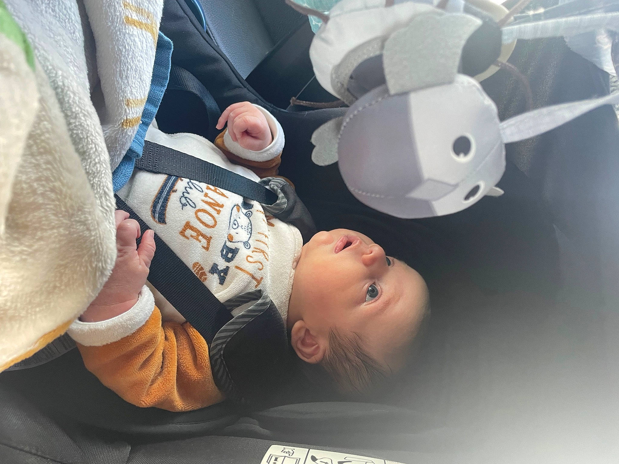 Jules participe au concours pour gagner de l'argent avec cette photo : auto_part, automotive_design, baby, child, comfort, hat, machine, person, service, toddler, toy