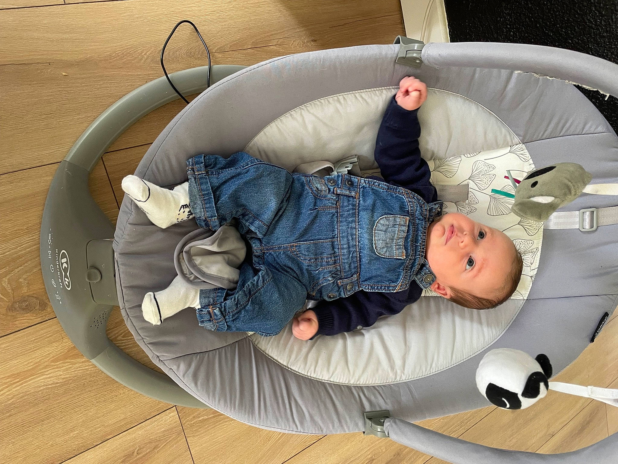 Jules participe au concours pour gagner de l'argent avec cette photo : baby, baby_products, baby_safety, baby_toddler_clothing, baby_toys, child, circle, comfort, couch, flooring, fun, lap, leisure, linens, nap, person, room, sitting, sleep, toddler