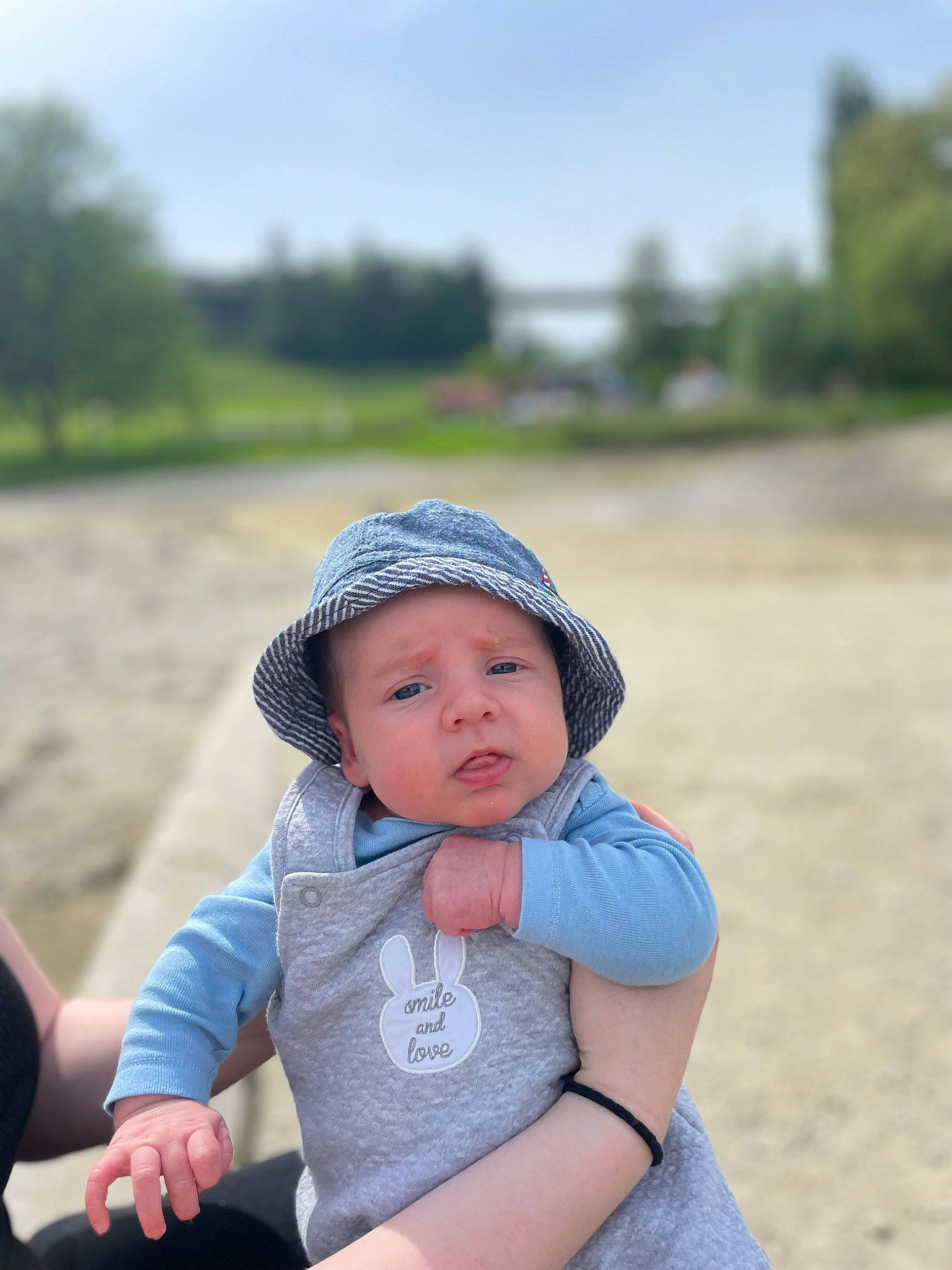 Jules a rejoint le concours — aidez-le/la à gagner de superbes lots ! baby, baby_toddler_clothing, cap, child, cool, facial_expression, fun, grass, happy, hat, headgear, headwear, leisure, person, recreation, skin, sky, summer, sun_hat, toddler