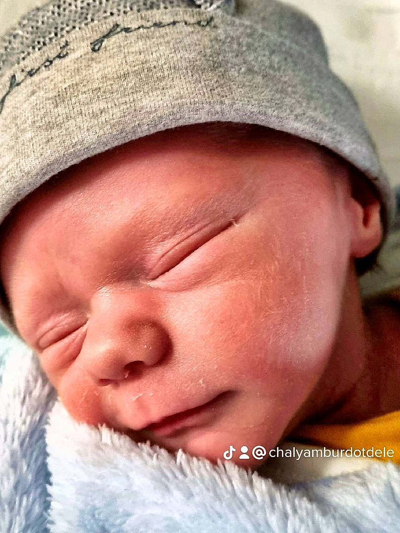 Lyam a rejoint le concours — aidez-le/la à gagner de superbes lots ! baby, baby_sleeping, cap, cheek, comfort, eye, eyebrow, eyelash, face, forehead, hand, happy, head, headwear, lip, mouth, nose, person, plant, skin