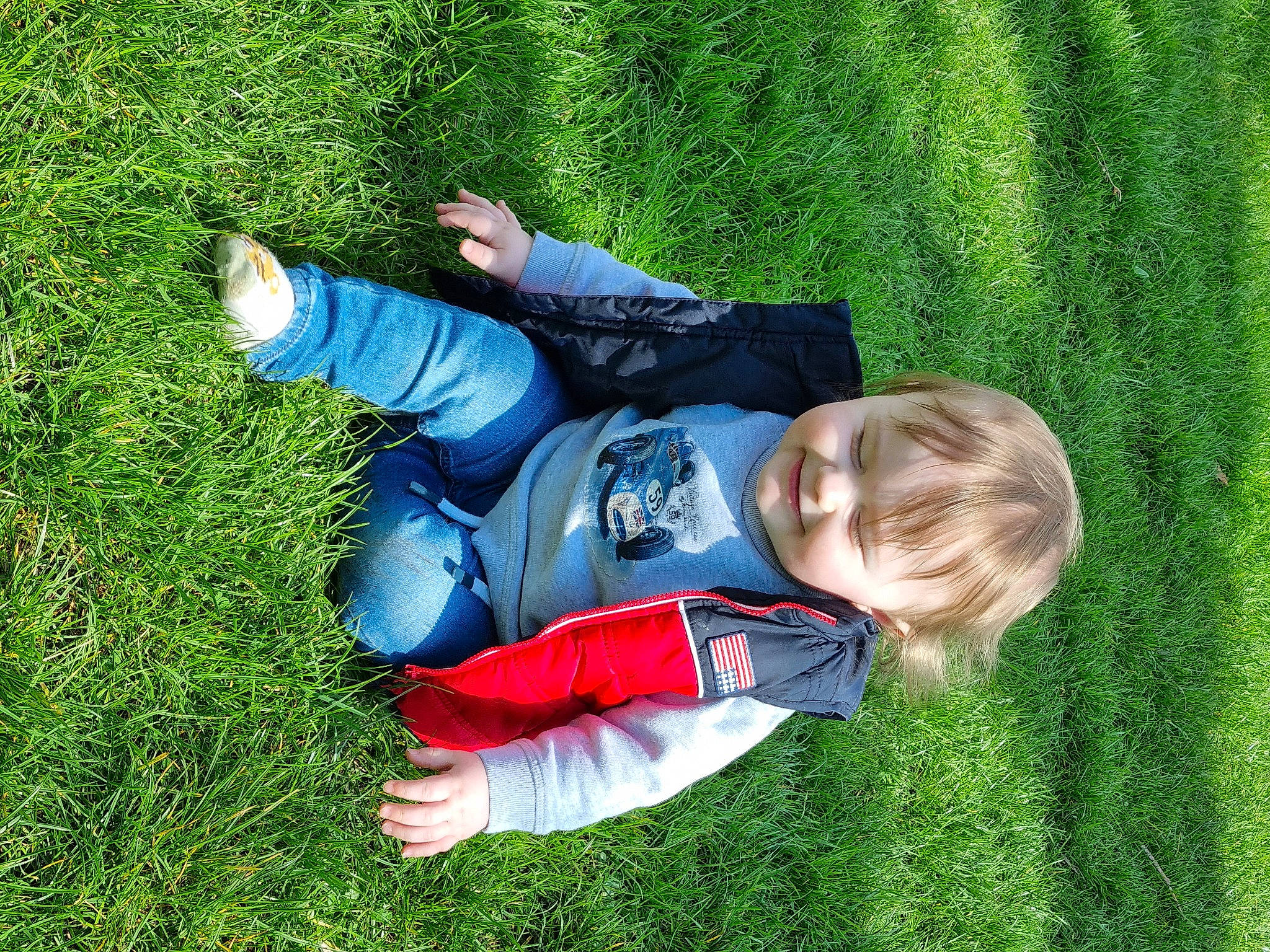 Lyam a rejoint le concours — aidez-le/la à gagner de superbes lots ! baby, child, electric_blue, fun, grass, grassland, green, groundcover, happy, joy, lawn, leisure, meadow, people_in_nature, person, plant, play, recreation, sitting, toddler