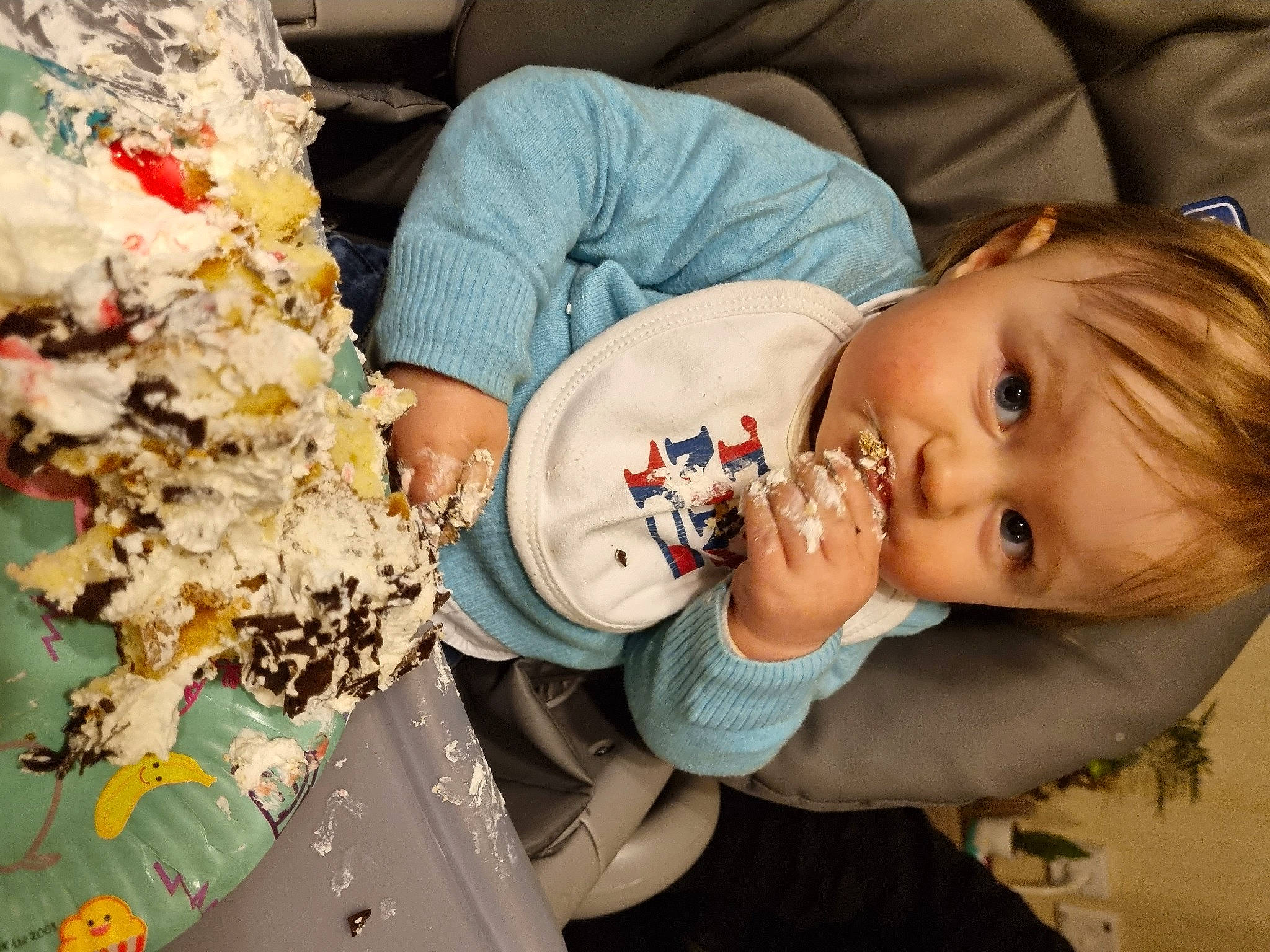 Lyam a rejoint le concours — aidez-le/la à gagner de superbes lots ! baby, baby_toddler_clothing, birthday_cake, buttercream, cake, cake_decorating, cheek, child, comfort_food, cream, dessert, event, eye, food, fun, icing, ingredient, person, sugar_cake, sweetness