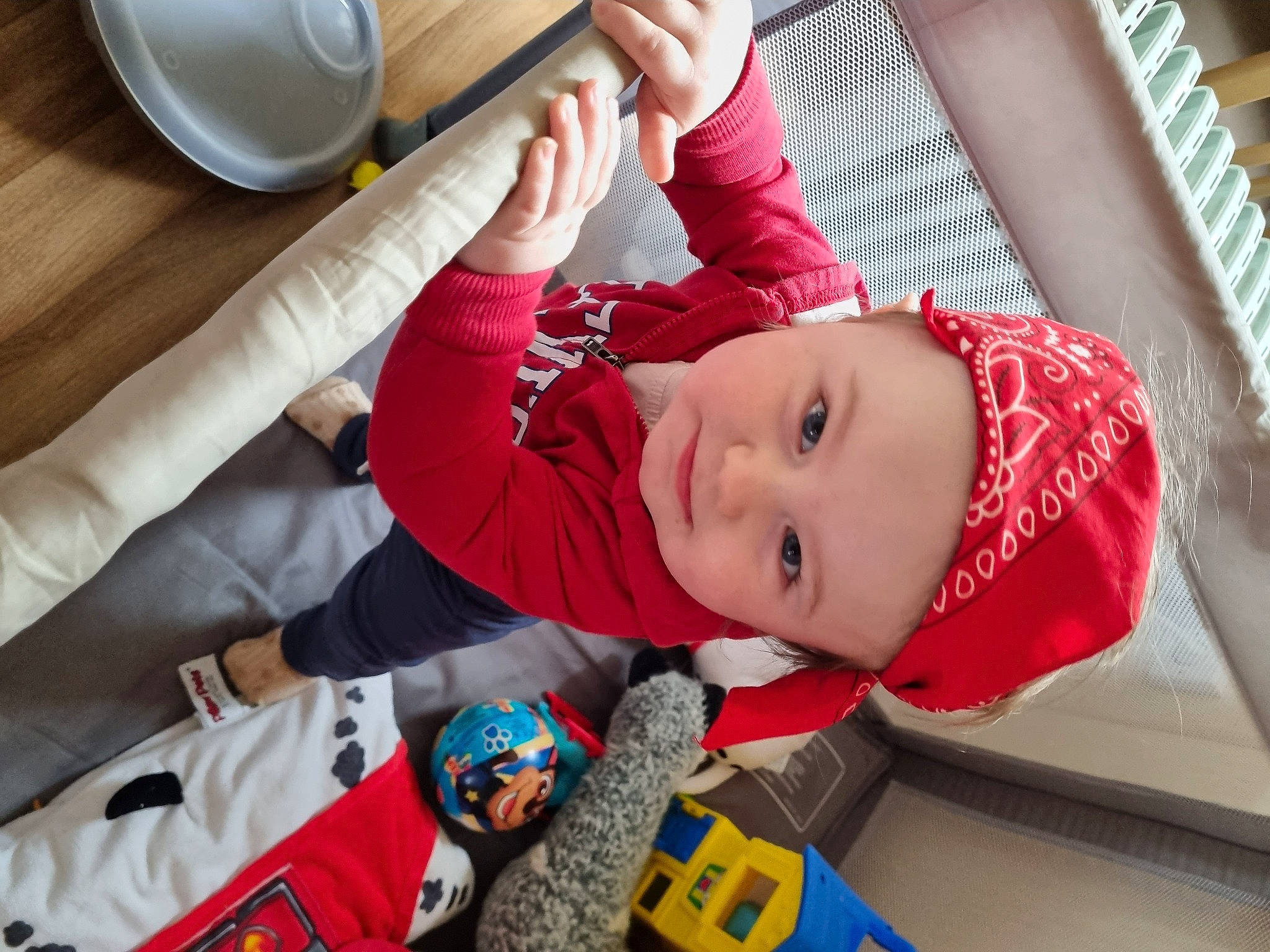 Lyam a rejoint le concours — aidez-le/la à gagner de superbes lots ! baby, baby_products, baby_safety, baby_toddler_clothing, carmine, cheek, child, comfort, cup, dishware, drinkware, fun, happy, headwear, person, serveware, skin, sleeve, smile, tableware