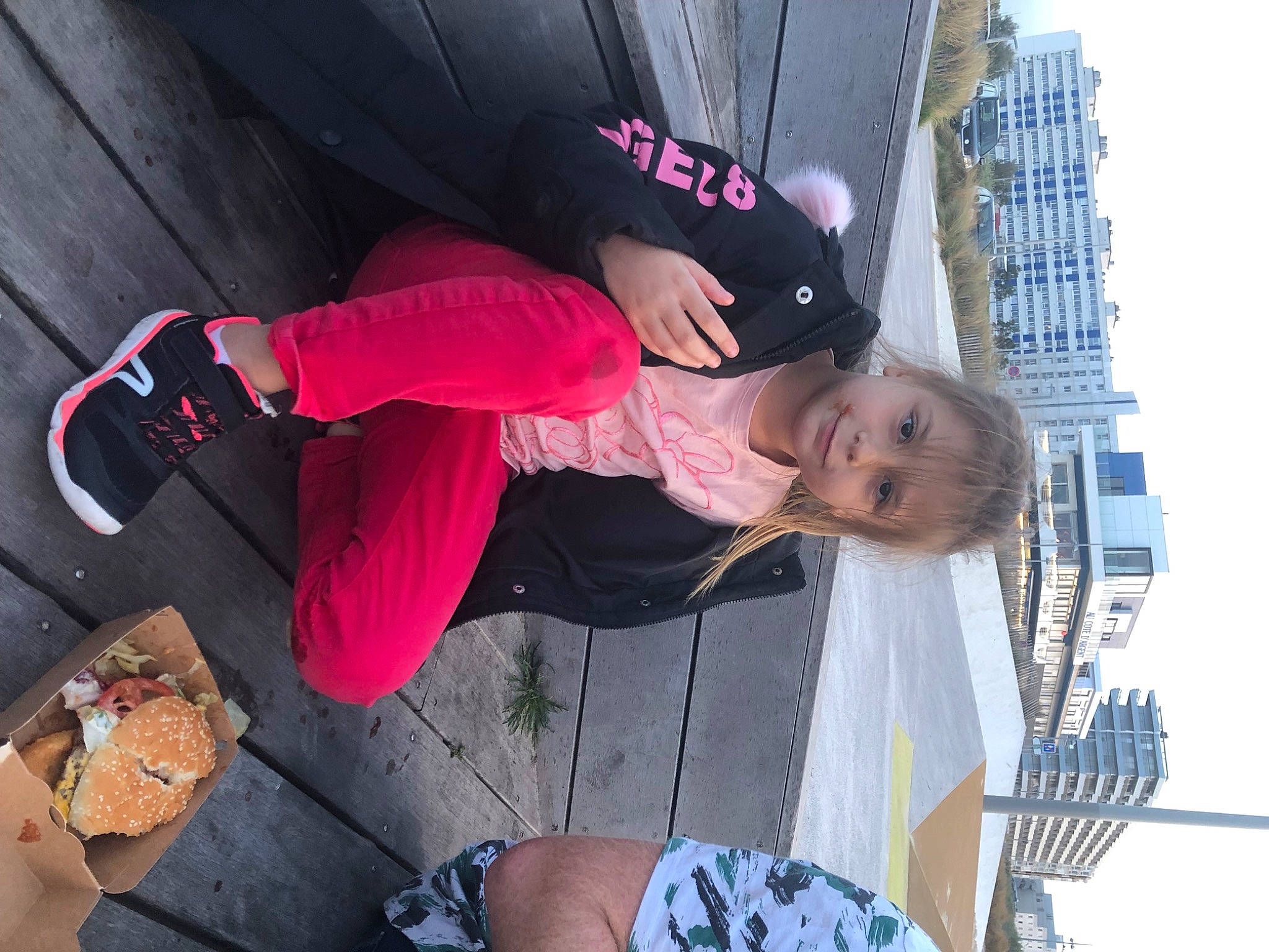 Laurena a rejoint le concours — aidez-le/la à gagner de superbes lots ! baseball_cap, black, cap, carmine, fun, hat, human_leg, leisure, magenta, person, photograph, pink, recreation, sky, snapshot, t_shirt, thigh, toddler, travel, tree