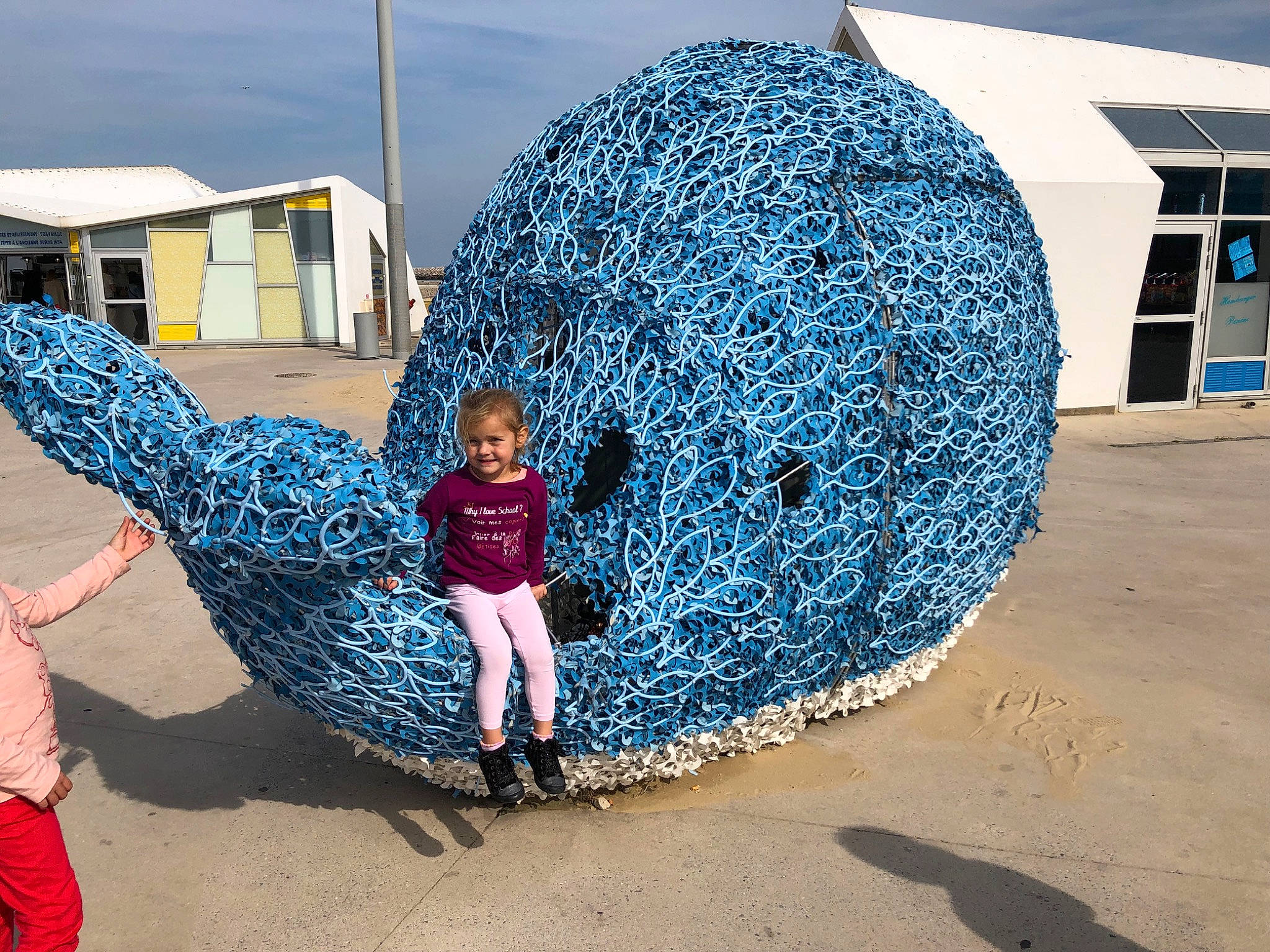 Laurena a rejoint le concours — aidez-le/la à gagner de superbes lots ! art, automotive_tire, automotive_wheel_system, azure, blue, circle, city, electric_blue, environmental_art, grass, human_settlement, joy, landscape, leisure, person, public_space, shorts, sky, toddler, visual_arts