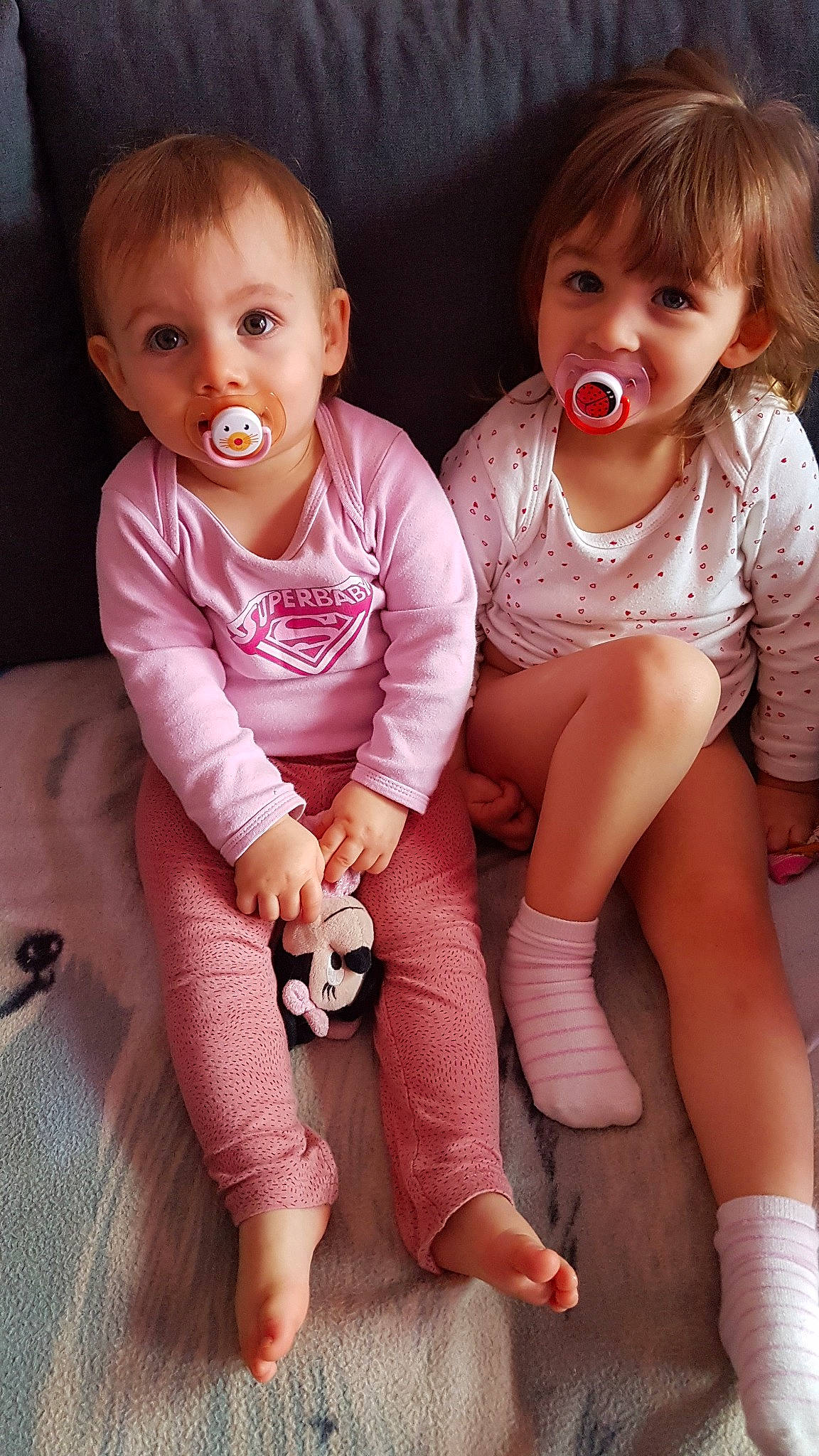 Maëva Anaëlle a rejoint le concours — aidez-le/la à gagner de superbes lots ! baby, baby_toddler_clothing, cheek, child, face, facial_expression, fun, head, joy, leg, lip, nose, person, pink, play, product, sibling, sitting, skin, sleeve