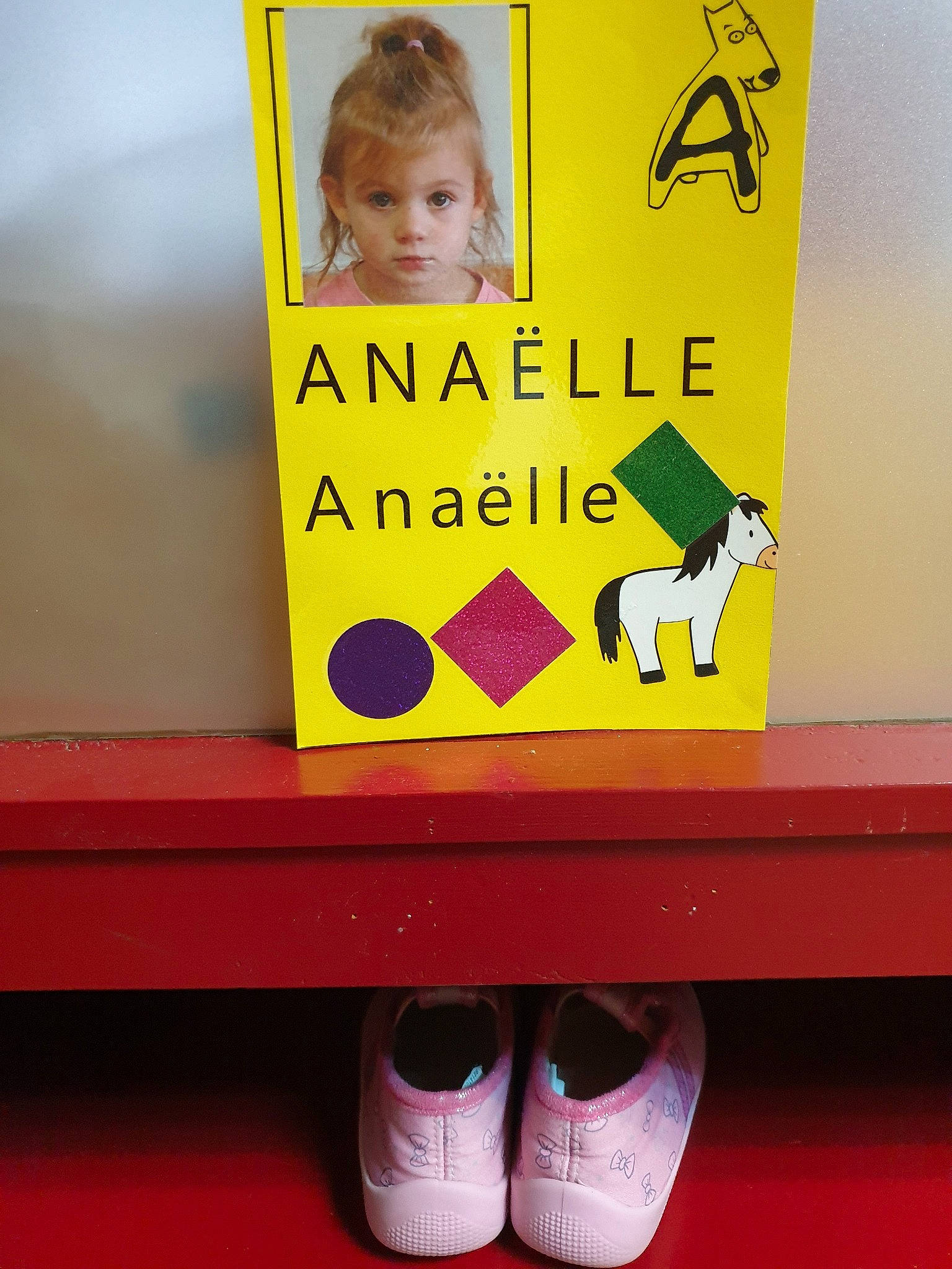 Maëva Et Anaëlle a rejoint le concours — aidez-le/la à gagner de superbes lots ! child, footwear, person, shoe, smile, toddler, yellow