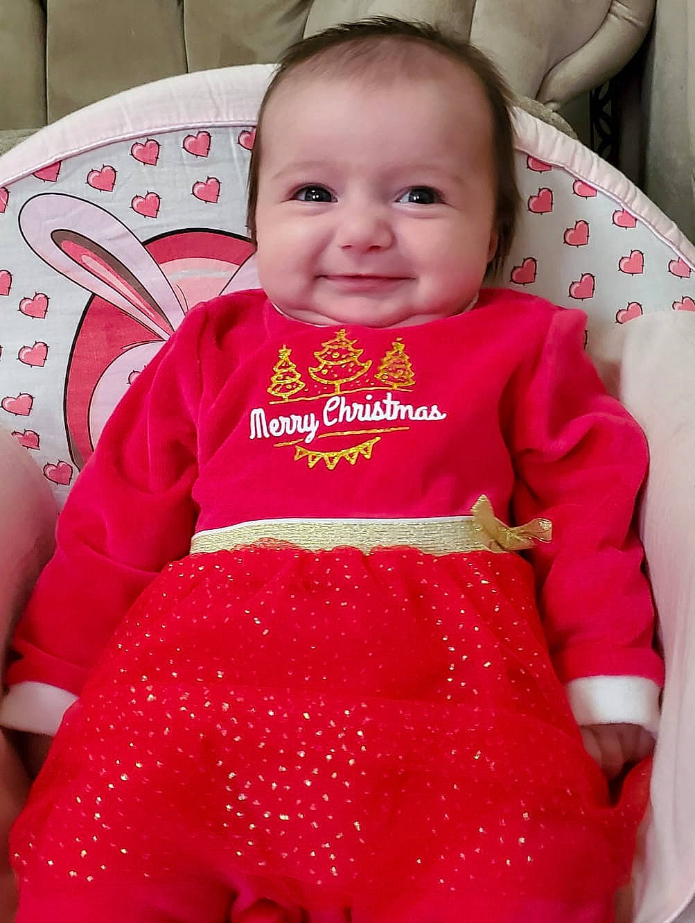 Amany participe au concours pour gagner de l'argent avec cette photo : baby, baby_toddler_clothing, cheek, child, face, hairstyle, happy, head, iris, joy, magenta, neck, outerwear, person, pink, red, skin, sleeve, smile, t_shirt