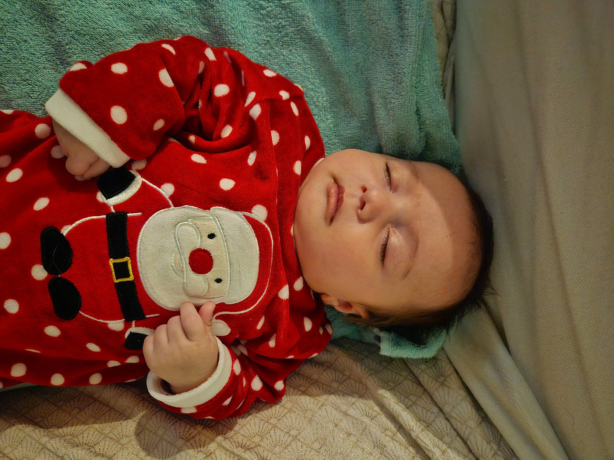 Amany a rejoint le concours — aidez-le/la à gagner de superbes lots ! baby, baby_toddler_clothing, carmine, child, christmas, christmas_decoration, christmas_eve, collar, comfort, event, fashion_accessory, fur, hat, headgear, holiday, linens, pattern, person, portrait_photography, sleeve