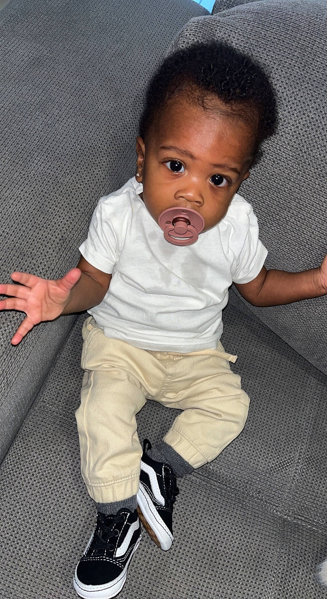 Haïley Raphaël participe au concours pour gagner de l'argent avec cette photo : arm, baby, baby_toddler_clothing, black, cheek, child, face, flash_photography, flooring, hair, hand, happy, human_body, nose, person, sitting, skin, sleeve, t_shirt, toddler