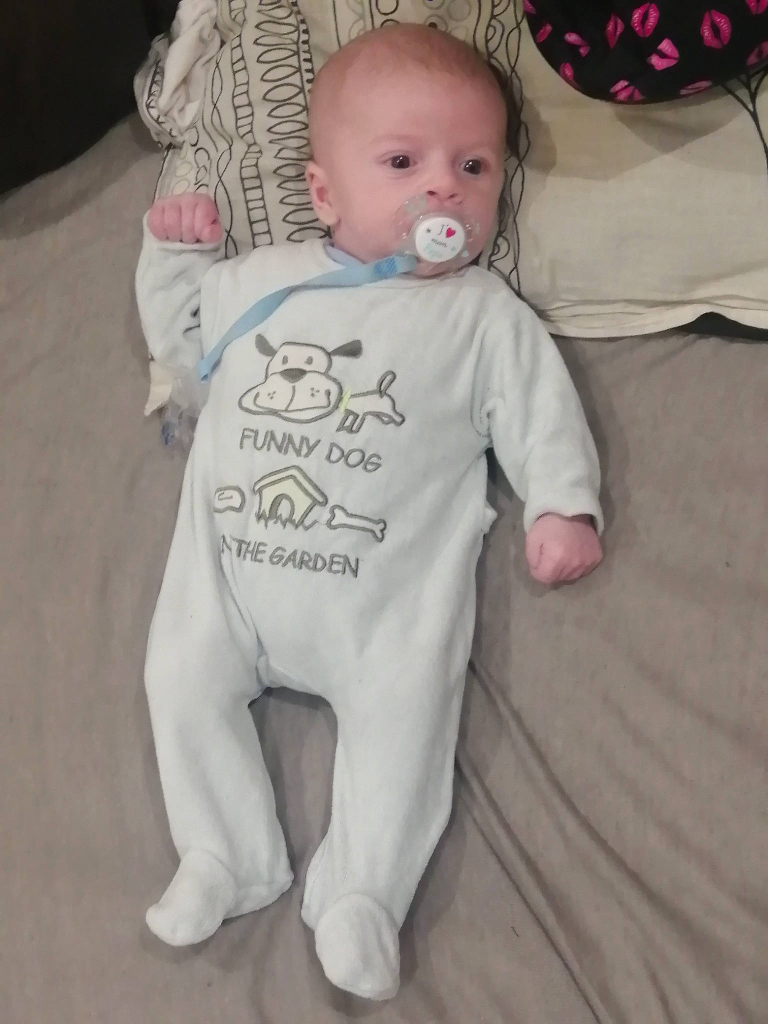 Lorik participe au concours pour gagner de l'argent avec cette photo : baby, baby_products, baby_toddler_clothing, human, linens, nightwear, person