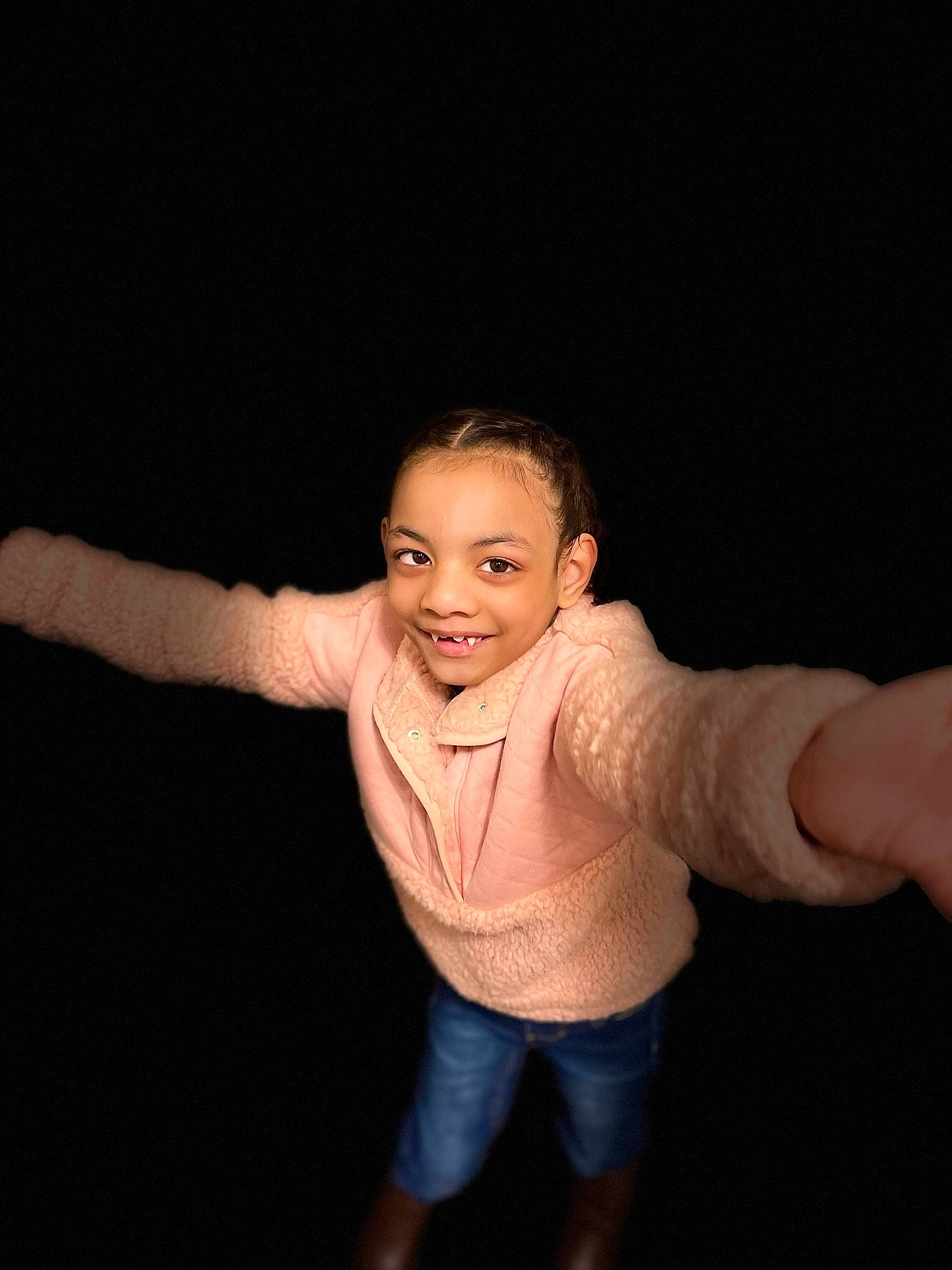 Hailee is registered to the contest to win money with this photo: arm, chest, elbow, entertainment, finger, flash_photography, gesture, hand, happy, human_body, jeans, joy, leg, neck, performing_arts, person, sleeve, smile, stomach, thigh