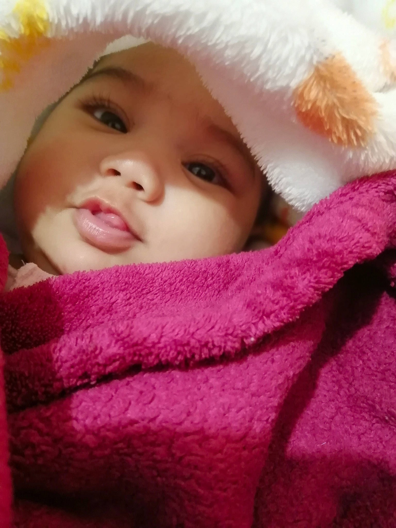 Rumatahina a rejoint le concours — aidez-le/la à gagner de superbes lots ! cap, cheek, chin, comfort, eye, eyebrow, eyelash, face, fur_clothing, gesture, head, headgear, headwear, iris, lip, mouth, nose, outerwear, person, pink