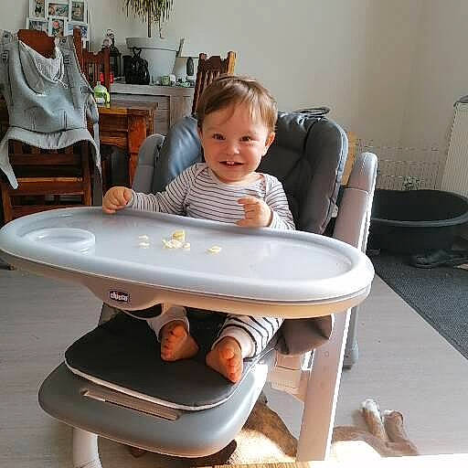 Yvann a rejoint le concours — aidez-le/la à gagner de superbes lots ! baby, baby_toddler_clothing, chair, child, comfort, cooking, furniture, hair, houseplant, joy, lap, leisure, outdoor_furniture, person, plant, room, sharing, sitting, smile, t_shirt