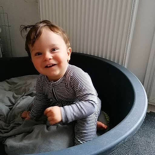 Yvann a rejoint le concours — aidez-le/la à gagner de superbes lots ! arm, automotive_tire, baby, baby_products, baby_toddler_clothing, child, circle, comfort, flooring, fun, joy, lamp, person, play, room, sitting, sleeve, smile, t_shirt, thumb