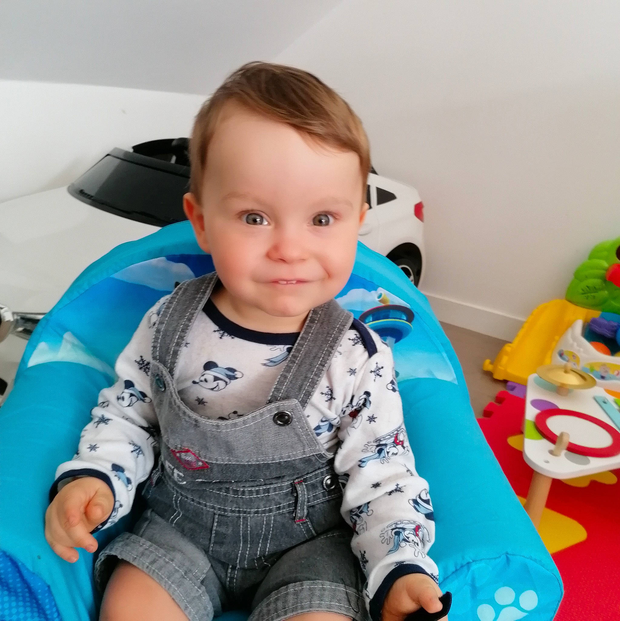 Yvann a rejoint le concours — aidez-le/la à gagner de superbes lots ! baby, baby_playing_with_toys, baby_products, baby_toddler_clothing, cheek, child, clothing, comfort, electric_blue, fun, happy, iris, joy, leisure, person, personal_protective_equipment, sitting, skin, sleeve, smile