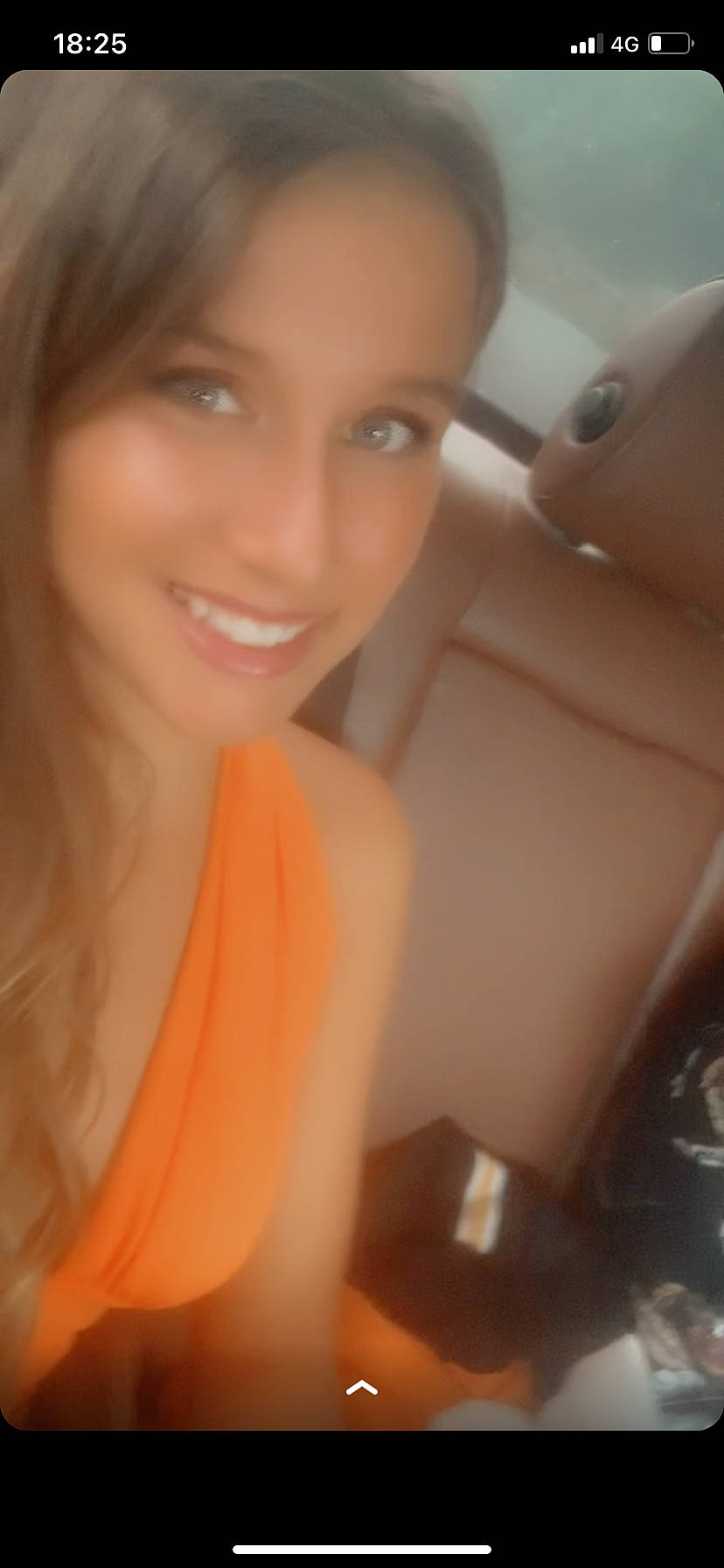 Jazz a rejoint le concours — aidez-le/la à gagner de superbes lots ! black_hair, brown_hair, chest, eyebrow, eyelash, flash_photography, fun, happy, human_leg, jaw, joy, layered_hair, lip, long_hair, mouth, neck, nose, person, selfie, smile