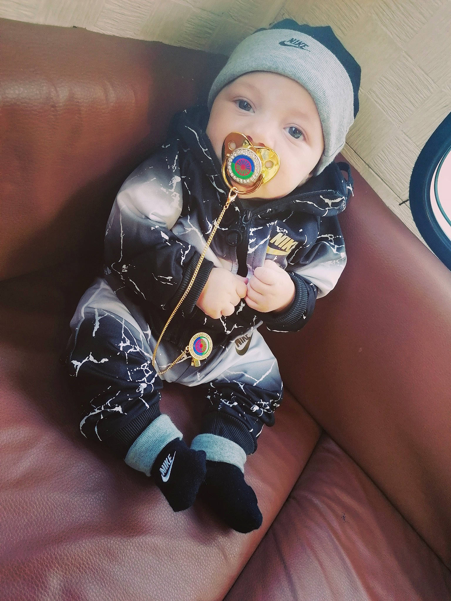 Dayson participe au concours pour gagner de l'argent avec cette photo : baby, baby_toddler_clothing, comfort, elbow, face, finger, gesture, glove, hand, headgear, headwear, helmet, human_body, human_leg, person, personal_protective_equipment, sleeve, sports_gear, thigh, thumb