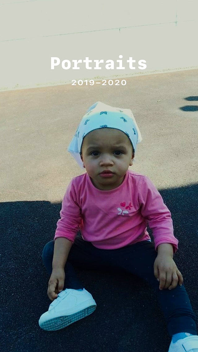 Maïlys a rejoint le concours — aidez-le/la à gagner de superbes lots ! baby, baby_products, baby_toddler_clothing, cap, child, eye, fun, grass, happy, hat, headwear, leisure, magenta, person, pink, sand, sitting, skin, sleeve, t_shirt