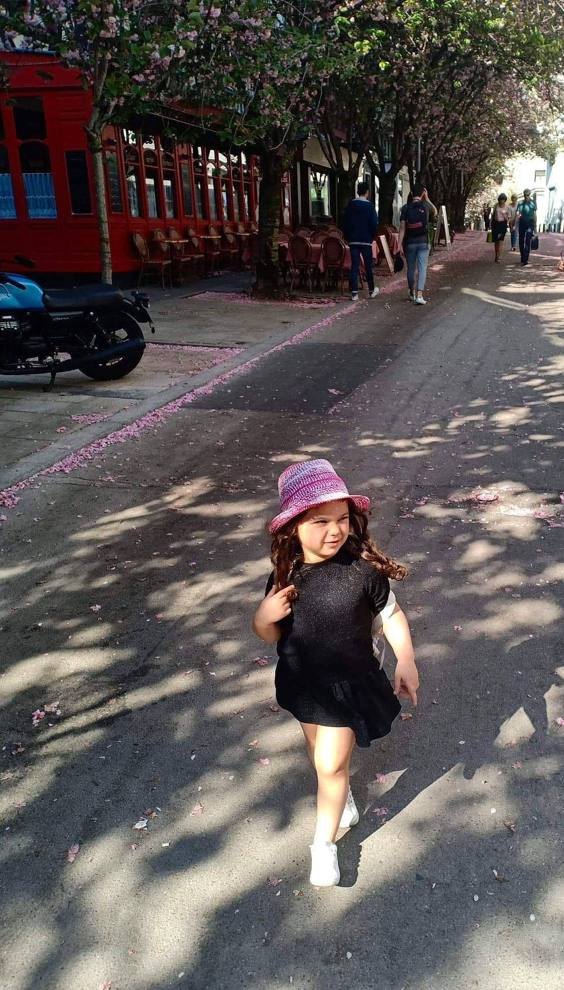 Rinad a rejoint le concours — aidez-le/la à gagner de superbes lots ! asphalt, child, fun, headgear, headwear, infrastructure, lane, pedestrian, person, photography, pink, road, road_surface, sidewalk, smile, snapshot, street, tree, vacation, walking