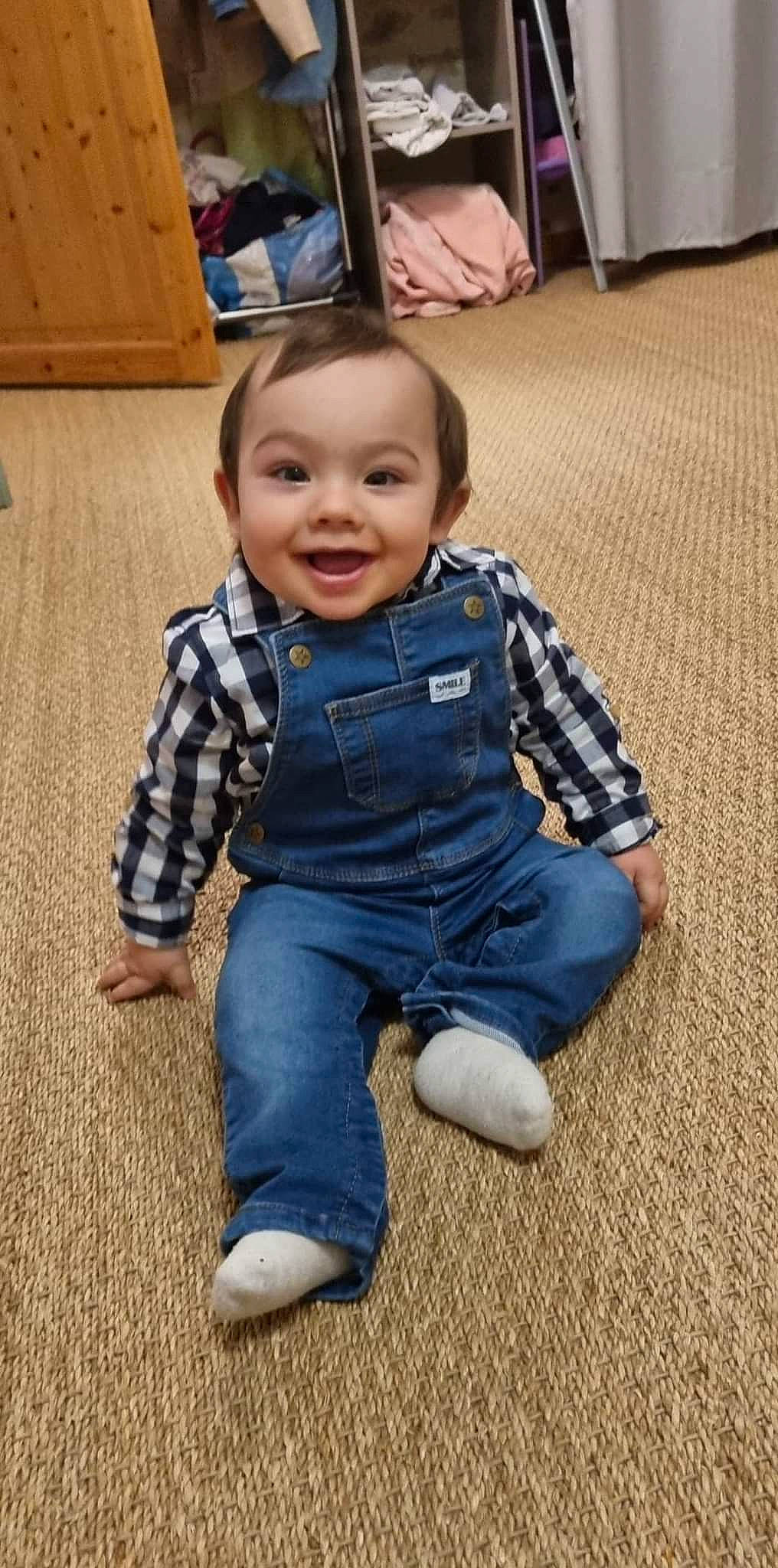 Eden participe au concours pour gagner de l'argent avec cette photo : baby, baby_toddler_clothing, cheek, child, comfort, eye, face, floor, flooring, fun, hair, happy, hardwood, iris, joy, person, skin, sleeve, smile, standing