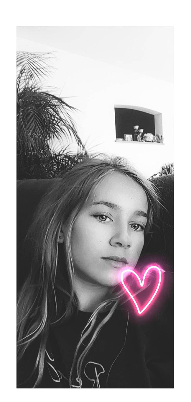 Juliette a rejoint le concours — aidez-le/la à gagner de superbes lots ! black_and_white, black_hair, eye, eyelash, flash_photography, grass, happy, heart, lip, lipstick, magenta, monochrome, monochrome_photography, person, petal, photo_shoot, portrait, portrait_photography, selfie, smile