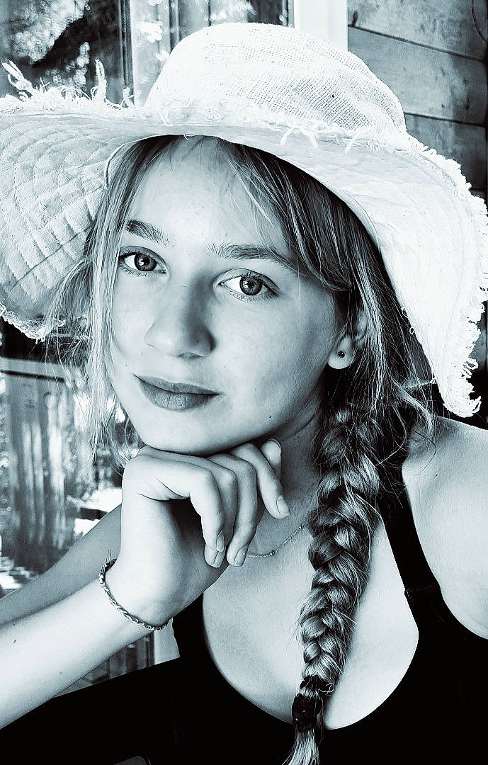 Camille a rejoint le concours — aidez-le/la à gagner de superbes lots ! black, black_and_white, black_hair, cool, eyebrow, eyelash, eyewear, facial_expression, fashion, flash_photography, hairstyle, hat, headgear, human, iris, lip, mouth, person, style, sun_hat