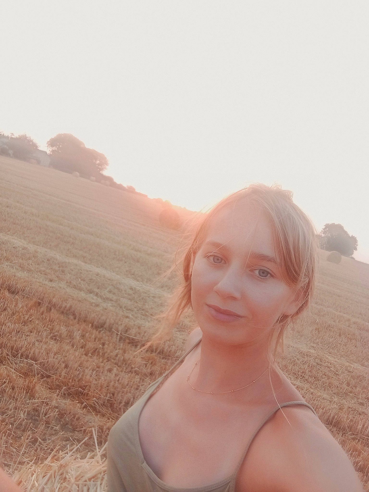 Camille a rejoint le concours — aidez-le/la à gagner de superbes lots ! blond, brown_hair, ecoregion, eyewear, flash_photography, grass, grassland, happy, head, joy, landscape, lens_flare, lip, long_hair, neck, people_in_nature, person, sand, shoulder, skin