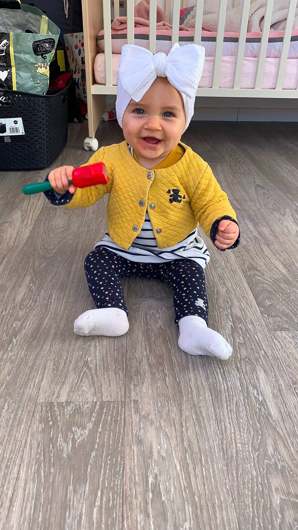 Elya a rejoint le concours — aidez-le/la à gagner de superbes lots ! baby, baby_toddler_clothing, bag, child, costume_hat, event, floor, flooring, fun, happy, hardwood, hat, headwear, joy, luggage_and_bags, person, product, sitting, skin, sleeve