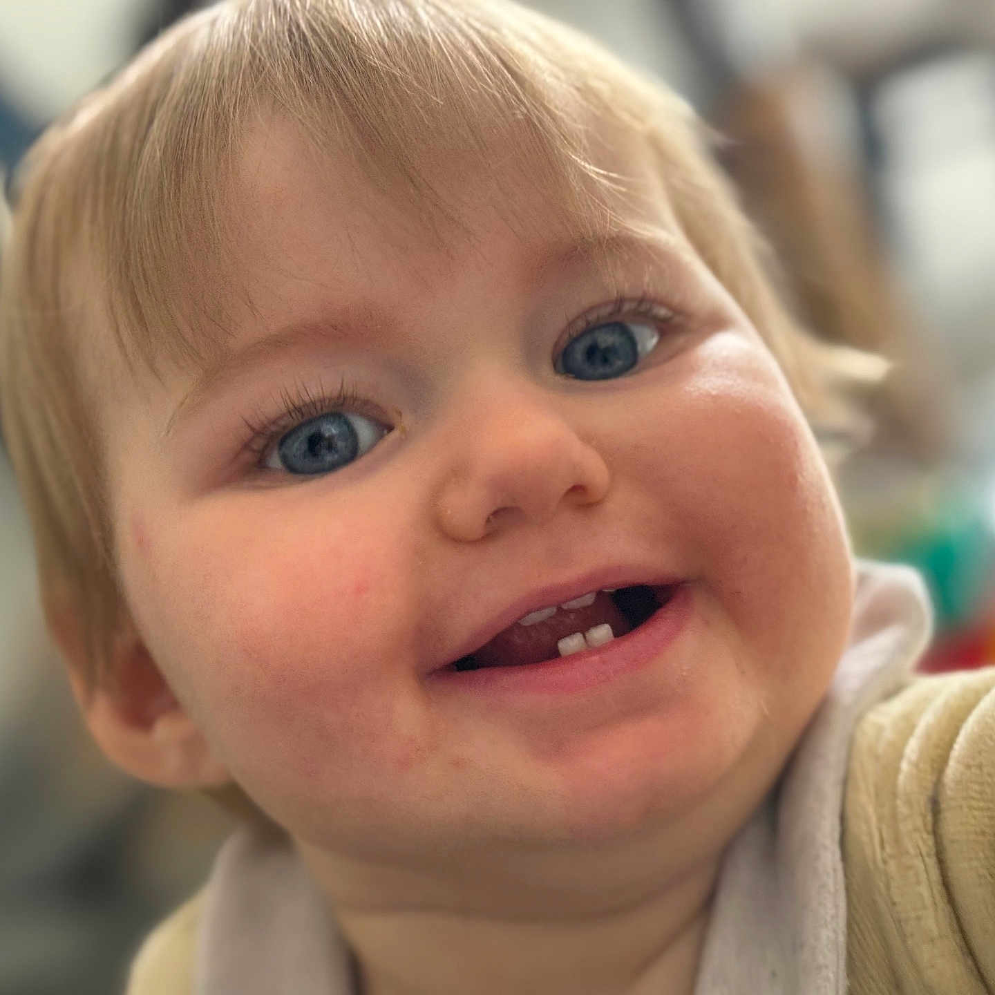 Elena a rejoint le concours — aidez-le/la à gagner de superbes lots ! baby, babylaughing, blonde, bodypart, clothing, face, finger, hair, hand, happy, head, knitwear, laughing, mouth, person, photography, portrait, smile, sweater, teeth