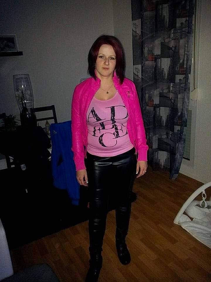 Maëlys participe au concours pour gagner de l'argent avec cette photo : boot, clothing, fashion, footwear, jacket, knee, leather, leg, leggings, magenta, outerwear, person, pink, purple, riding_boot, shoe, t_shirt, textile, thigh, tights